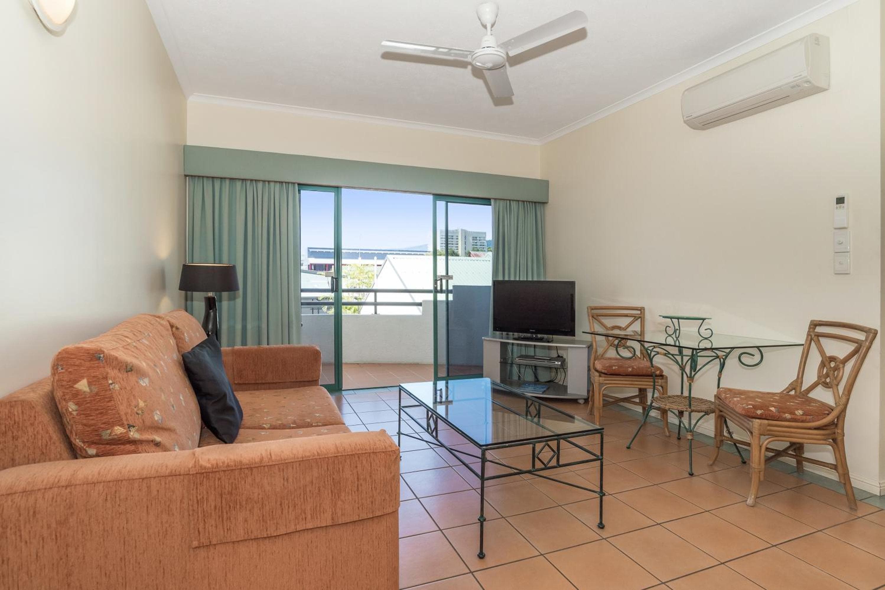 Mid City Luxury Suites, Cairns, photo 3