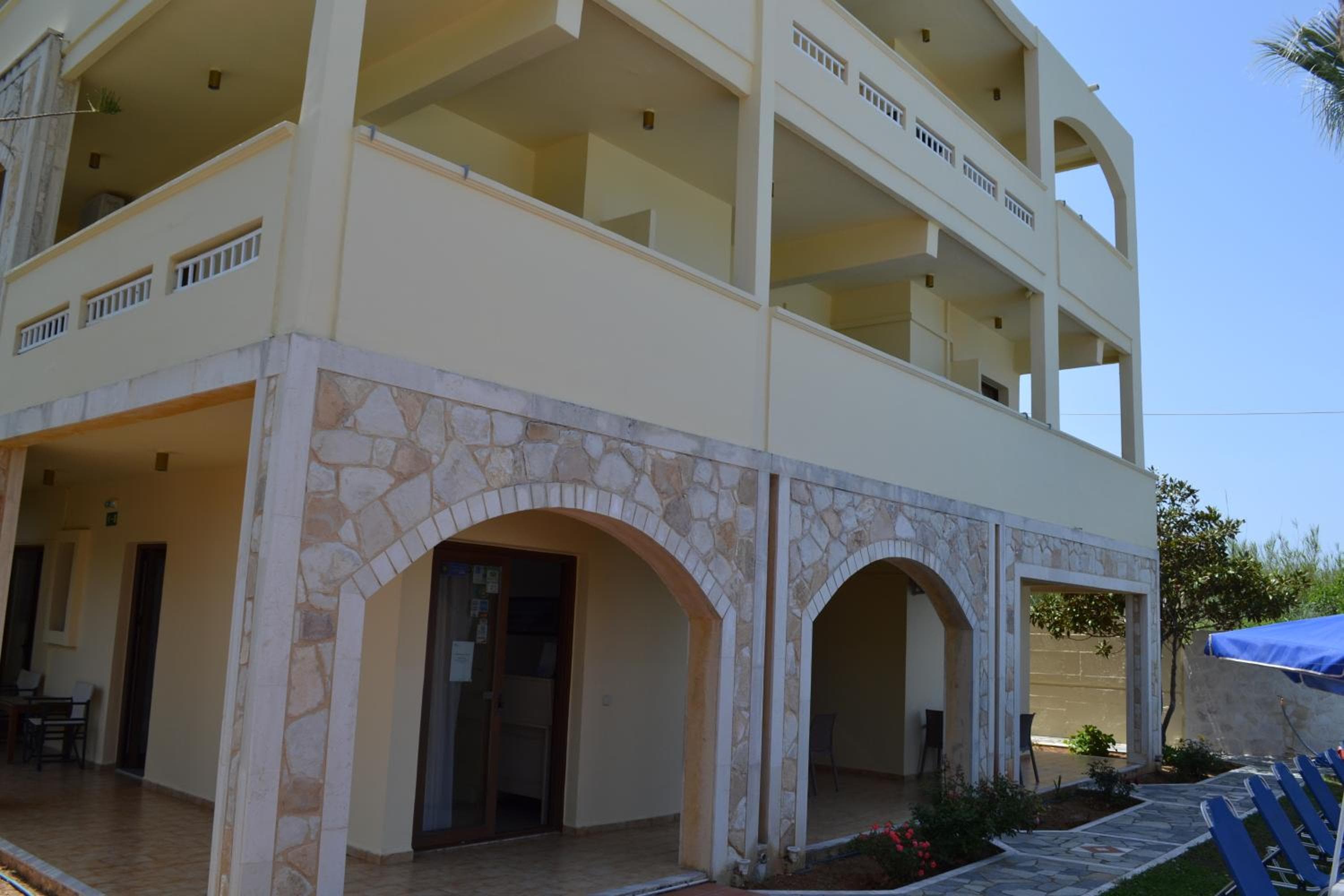 Sunny Suites, Maleme