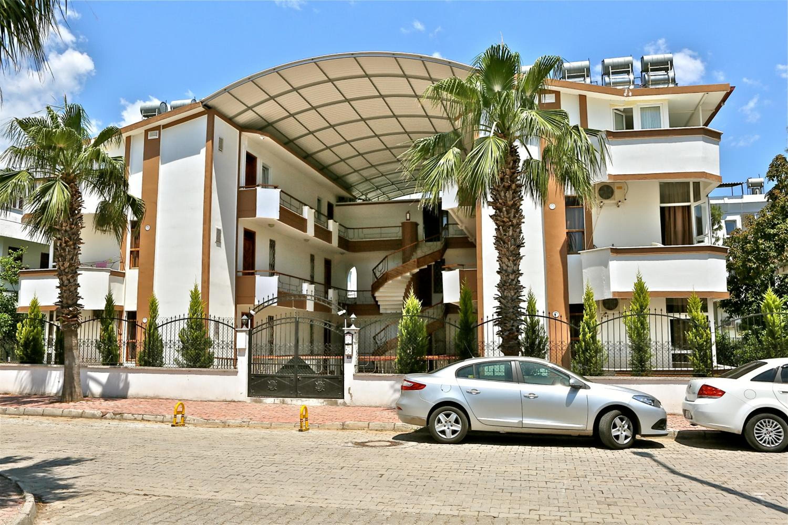 Erol Apart, Kemer