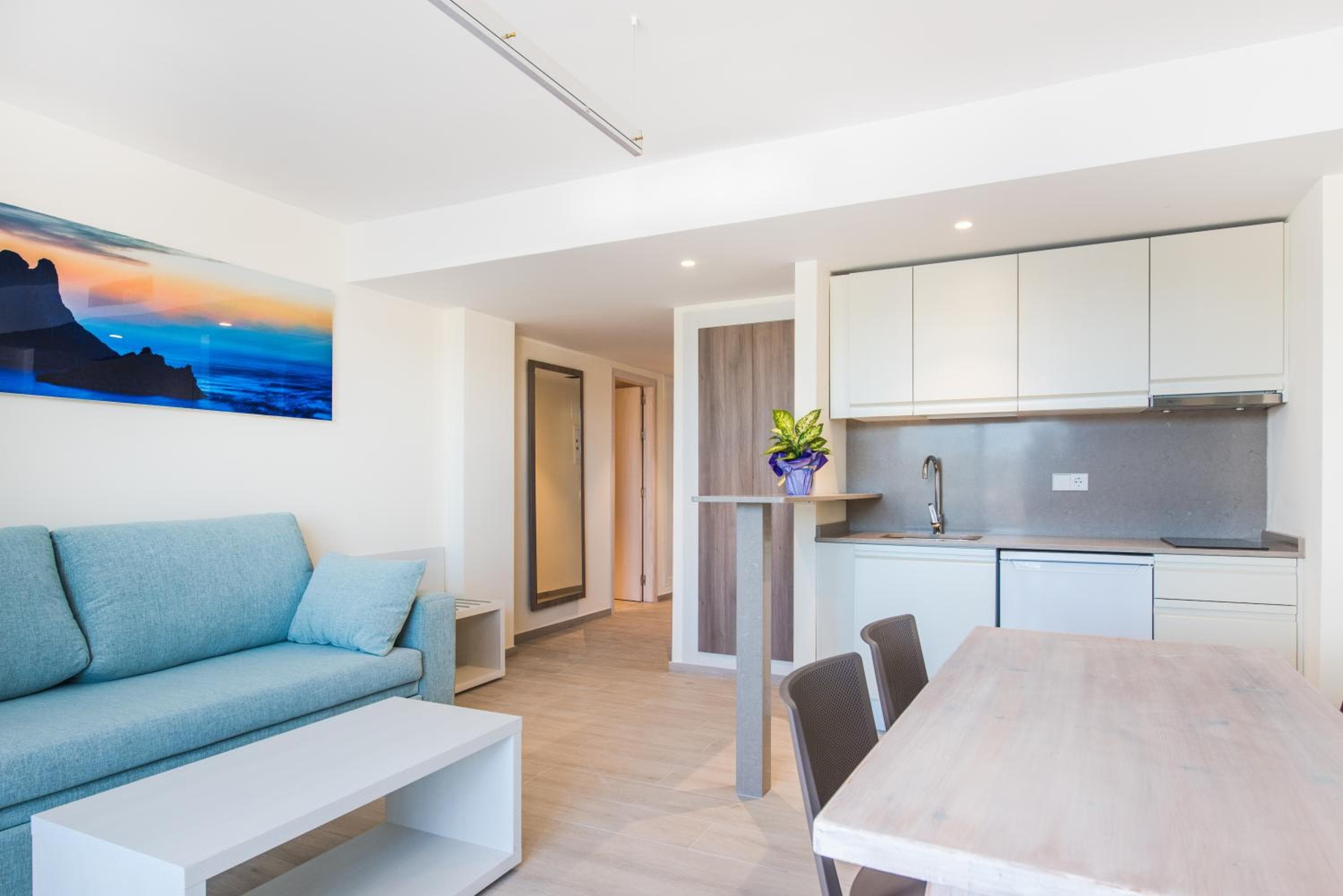 Apartamentos Los Angeles, San Antonio, photo 2