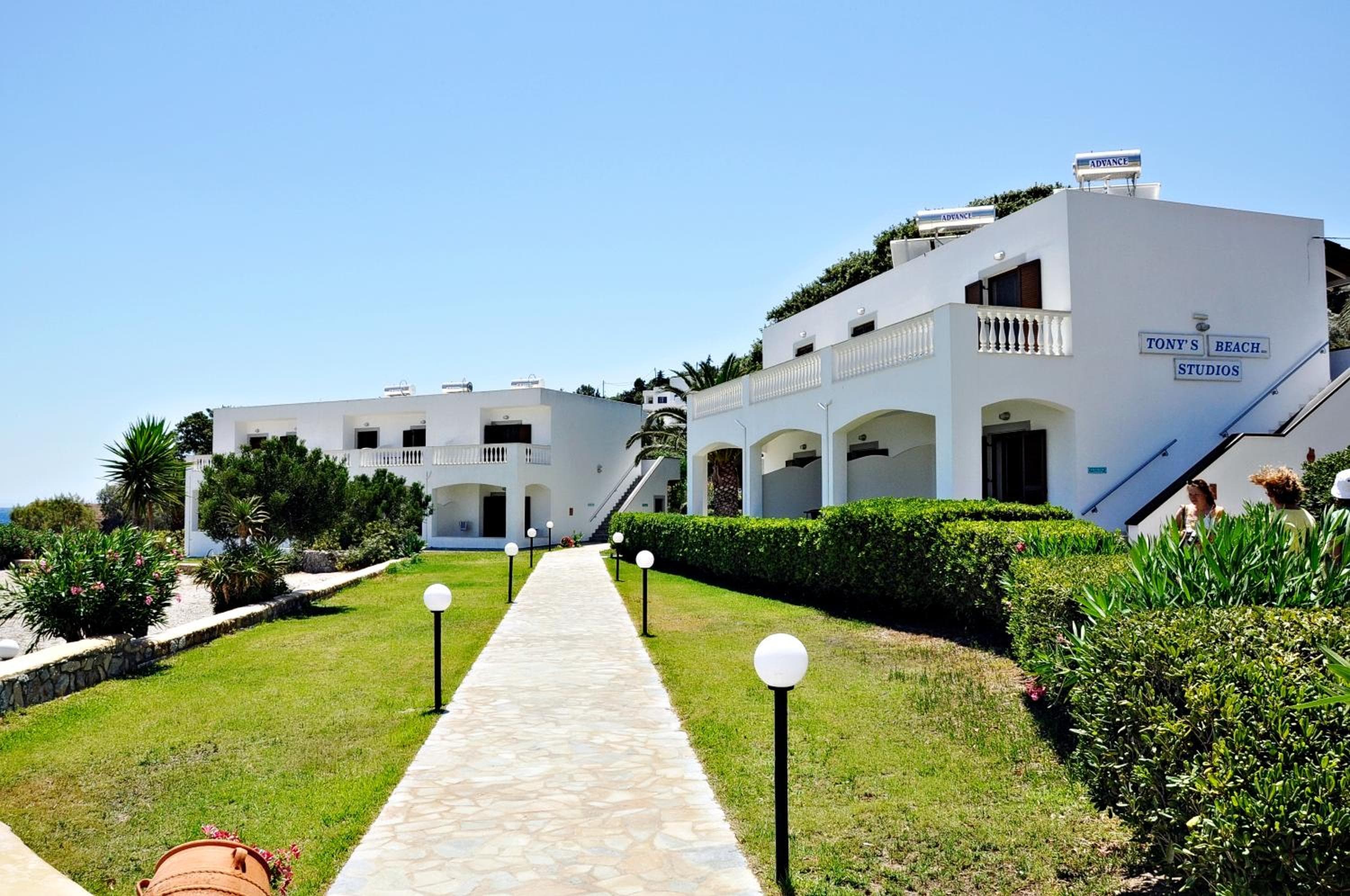 Tony's Beach Hotel, Vromolithos
