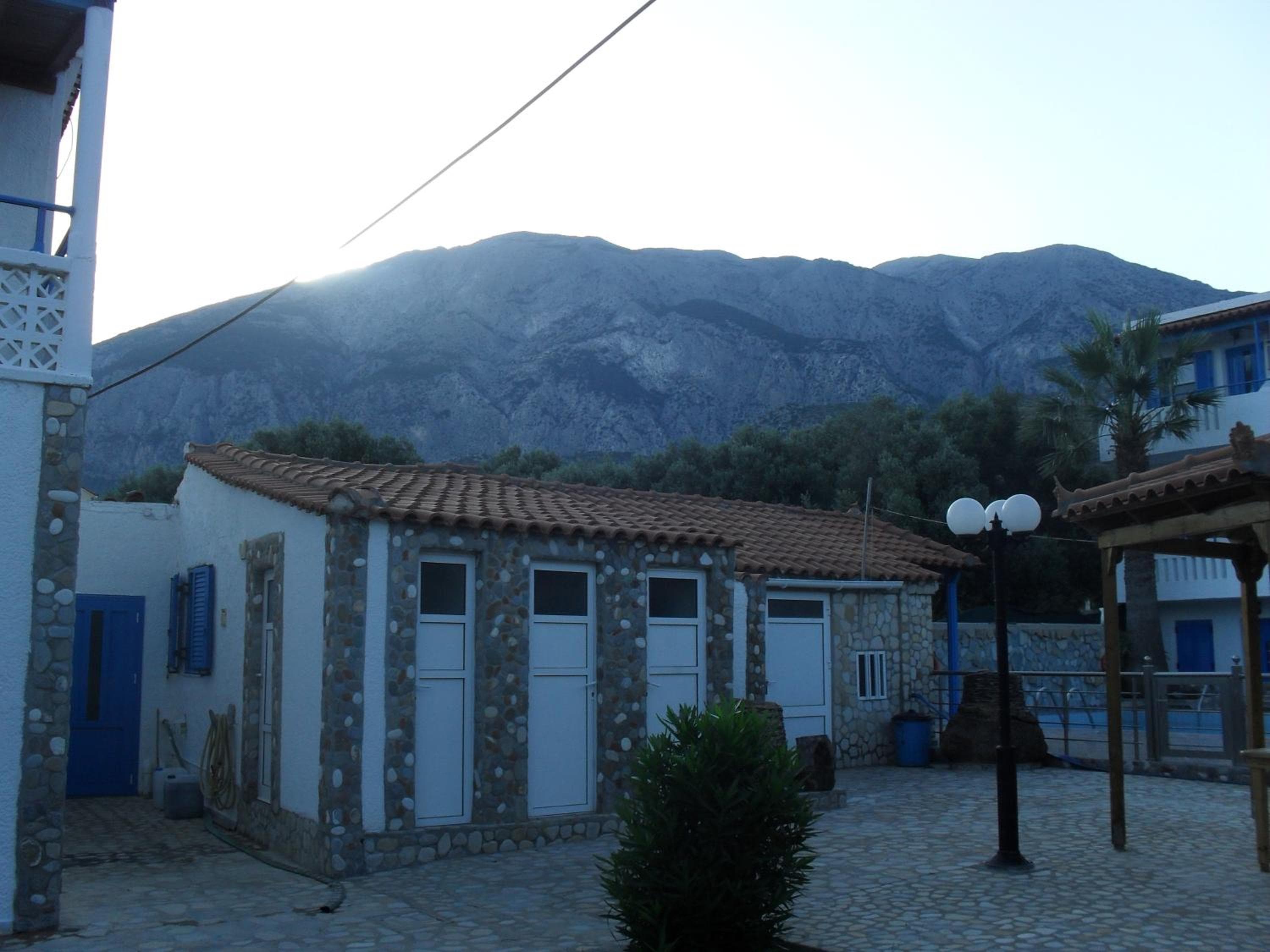 Chris Apartments, Marathokampos