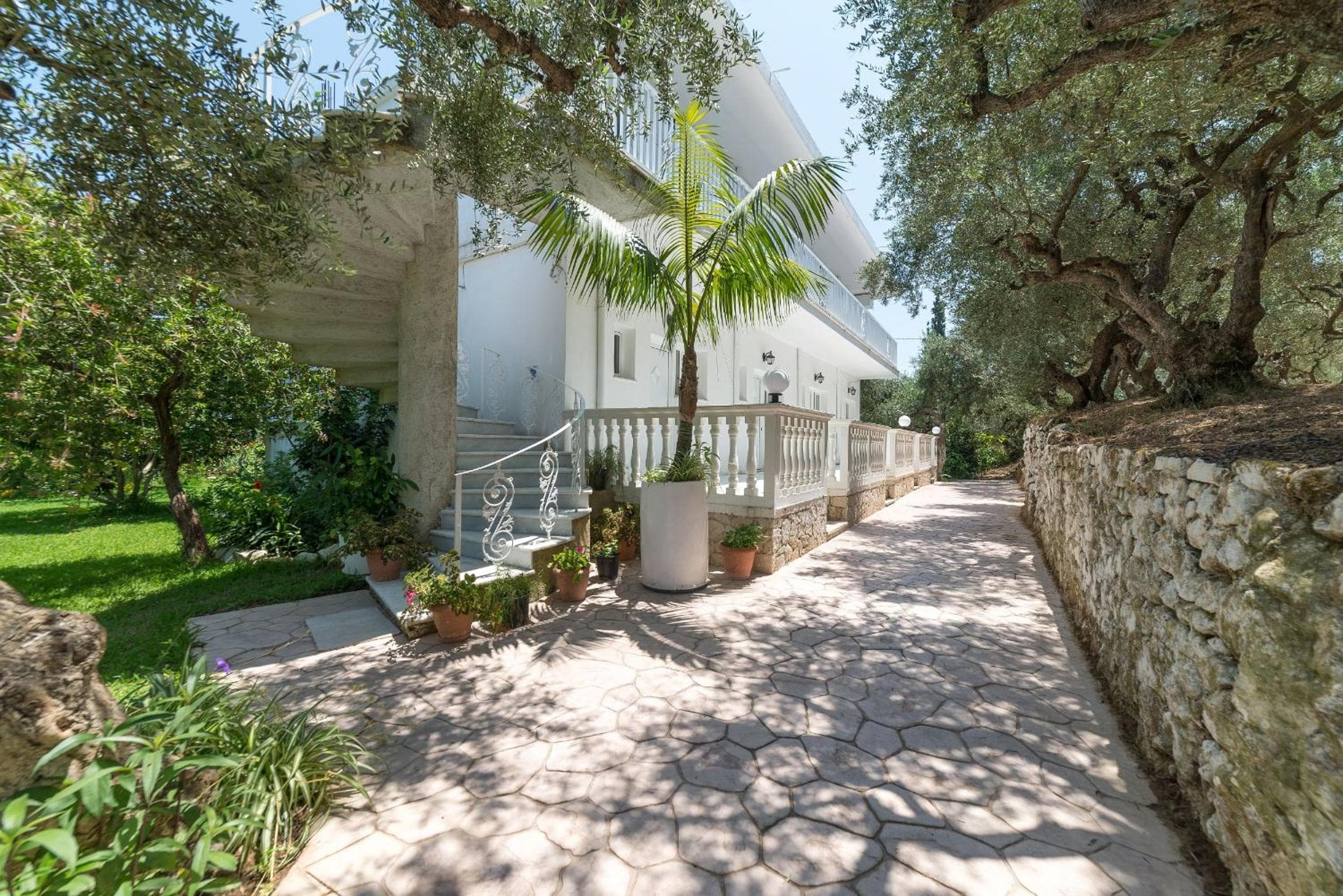Ruassi Studios, Amoudi