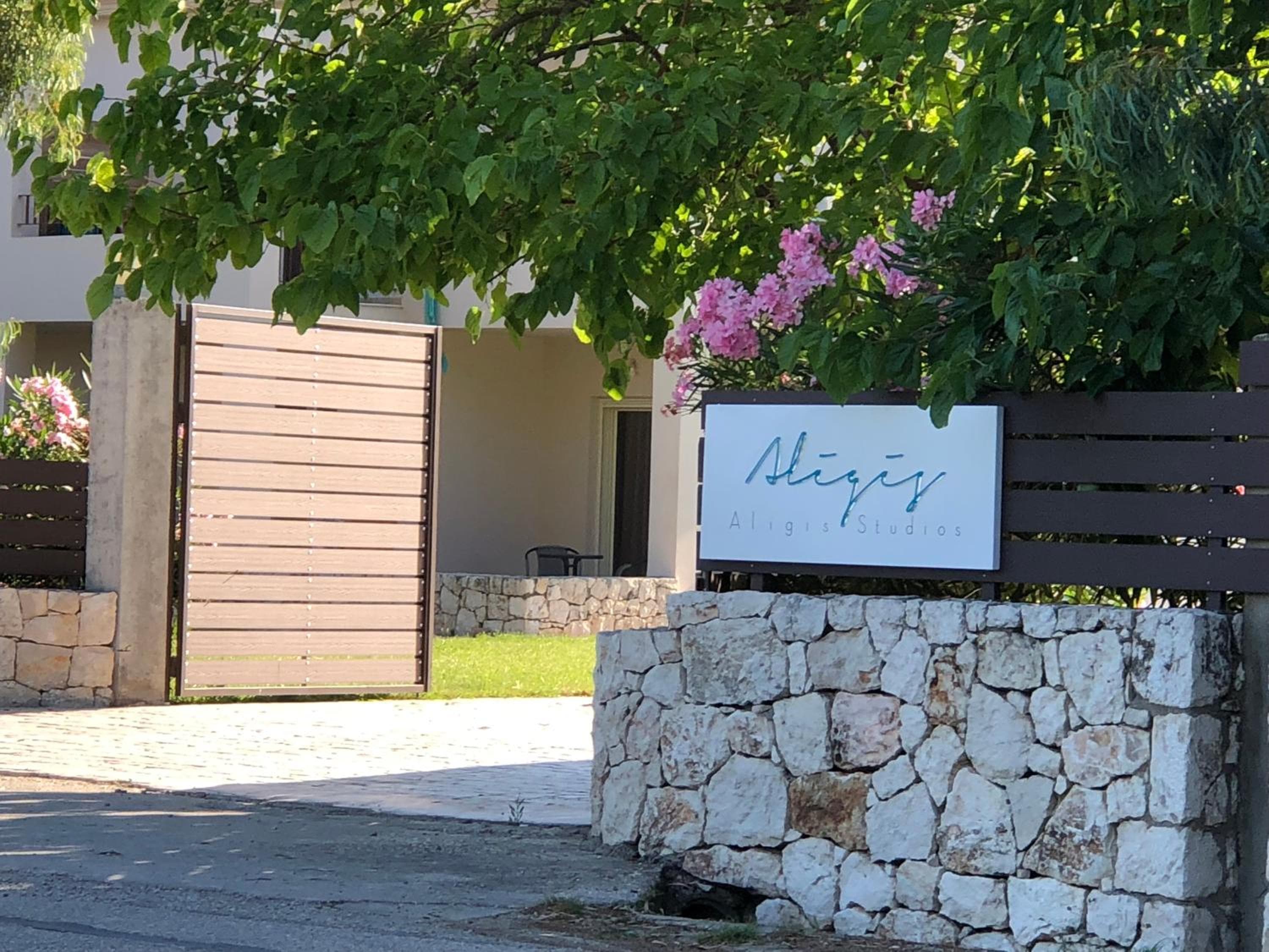 Aligis Studios, Kateliós