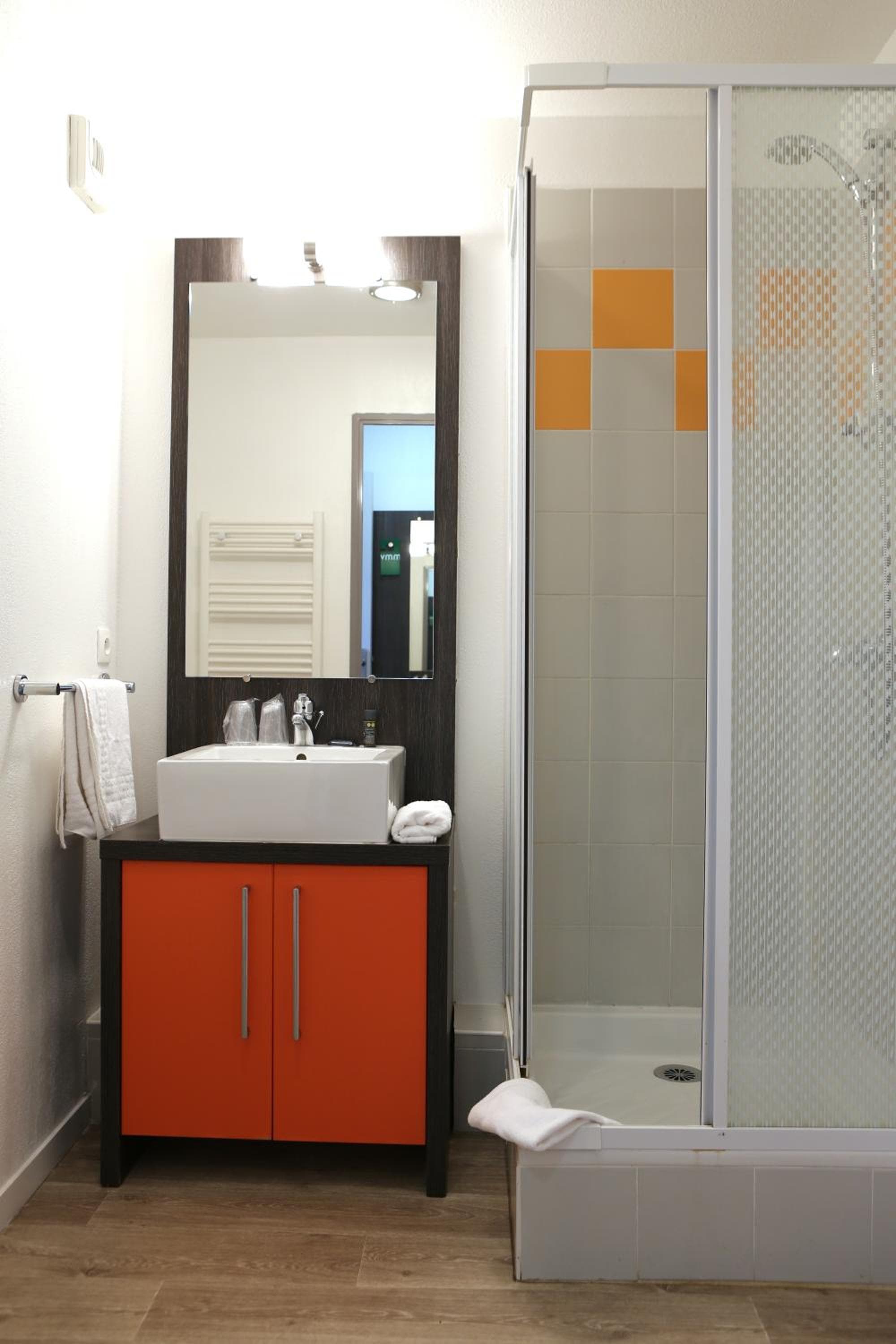 Bathroom at Adonis Paris Sud