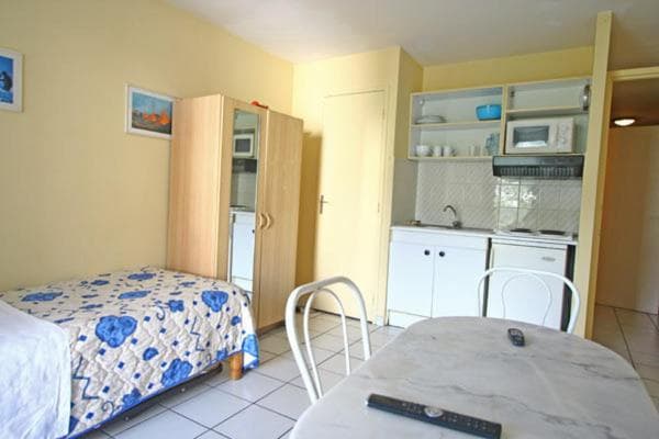 Hotel Les Manguiers Jardin de l'Etat Centre Ville Parking Gratuit Canal Sat, Saint-Denis, photo 4