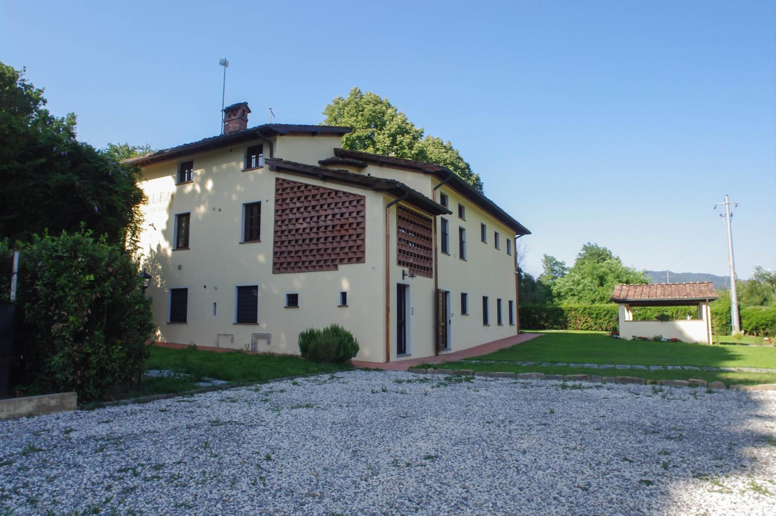 CASALE LA FATA -tipico toscano immerso nelle colline tra Lucca e Versilia, 6 appartamenti indipendenti, Camaiore