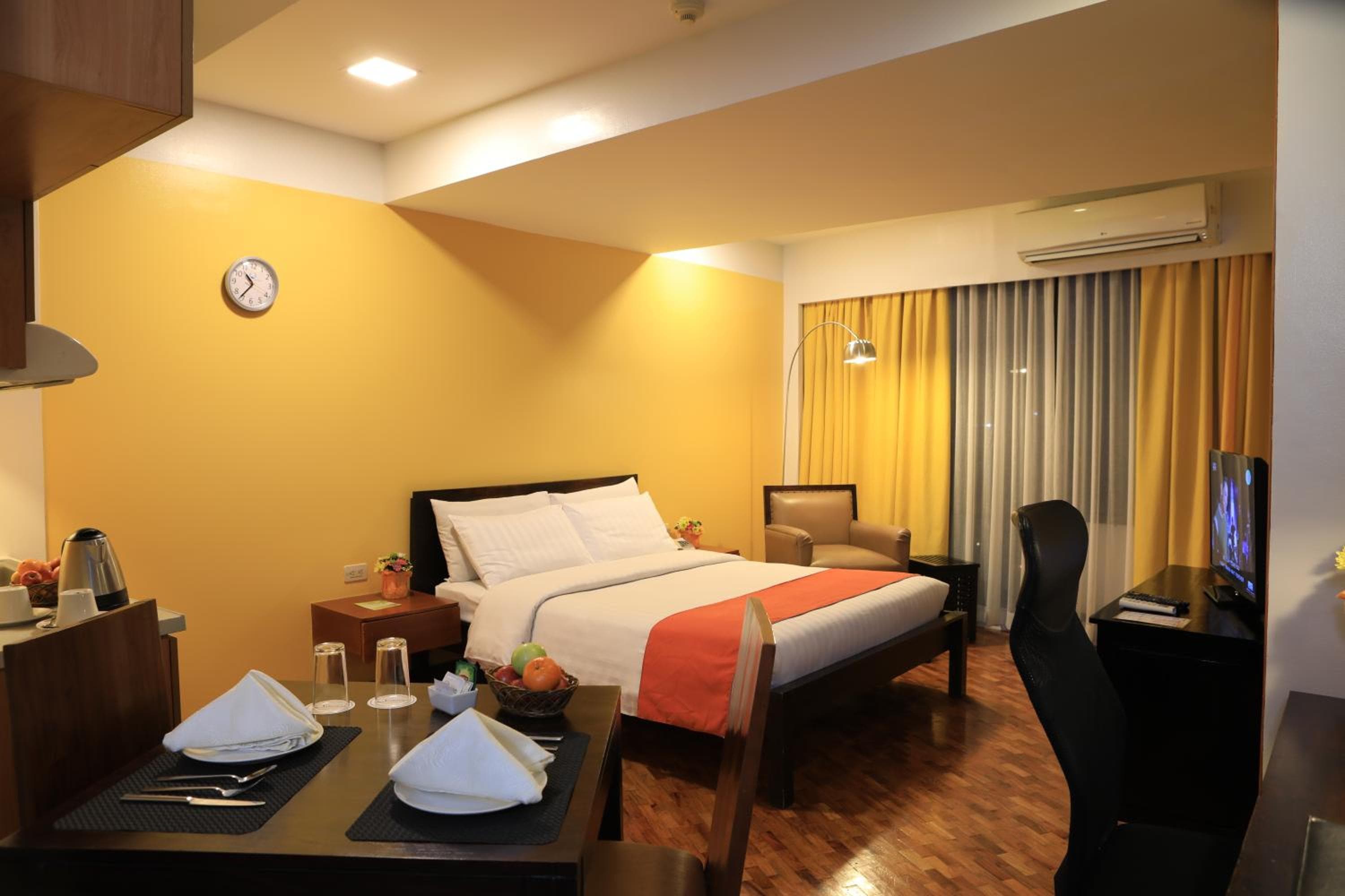 The Malayan Plaza Hotel, Manila, photo 3