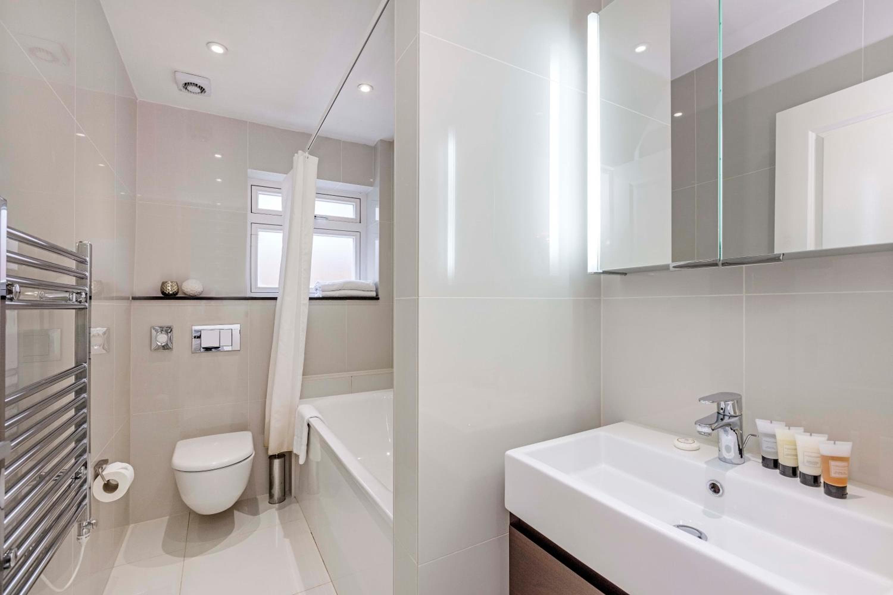 Ashburn Court Apartments, London, photo 5