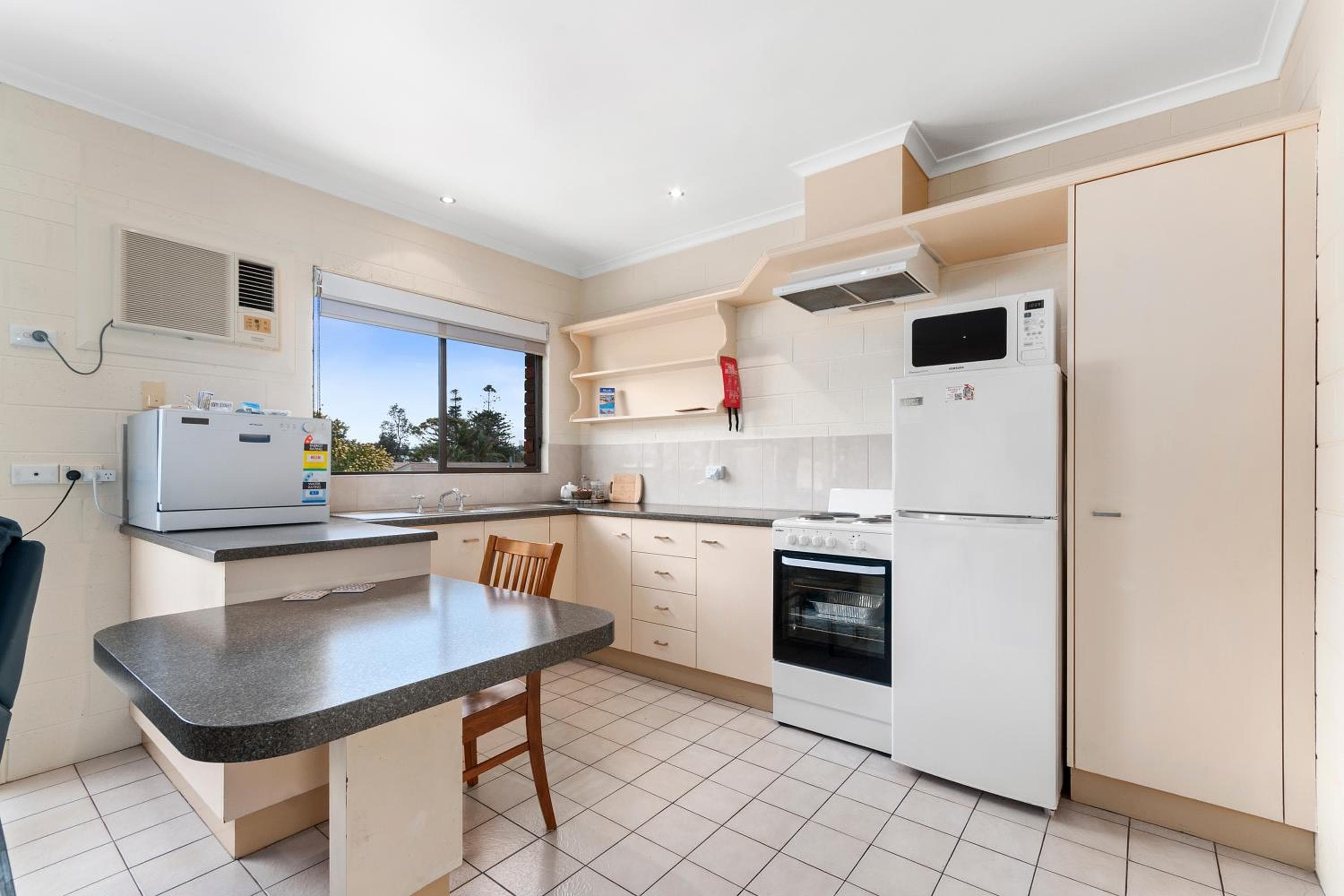 Allambi Holiday Apartments, Lakes Entrance, photo 5