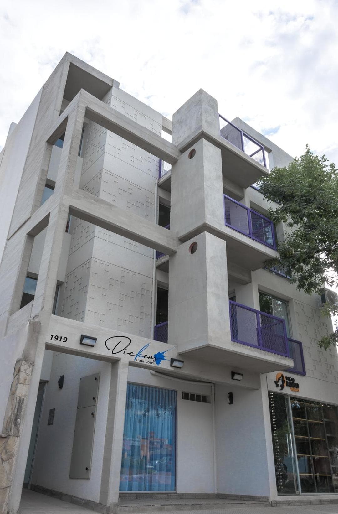 Dickens Apart, Salta