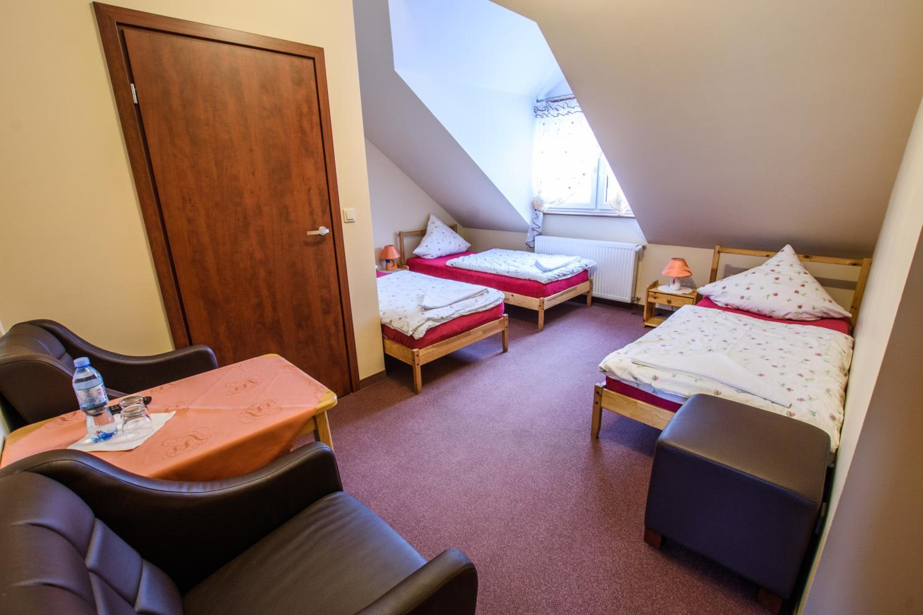 Dwór Skalny Apartamenty, Pokoje i Restauracja Karczma Skalna, Miłków, photo 3