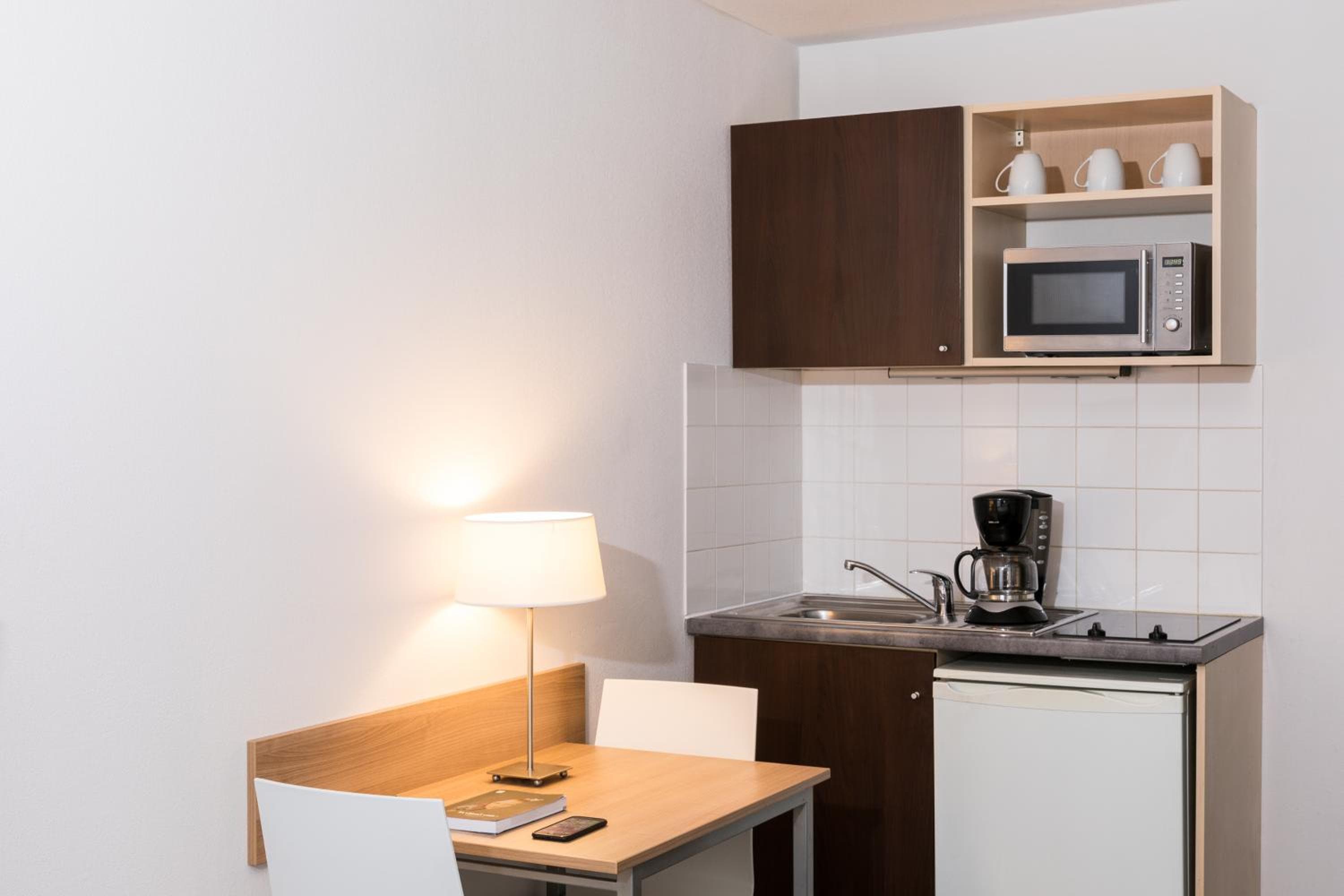 Kitchen at Aparthotel Adagio Access Paris Clamart