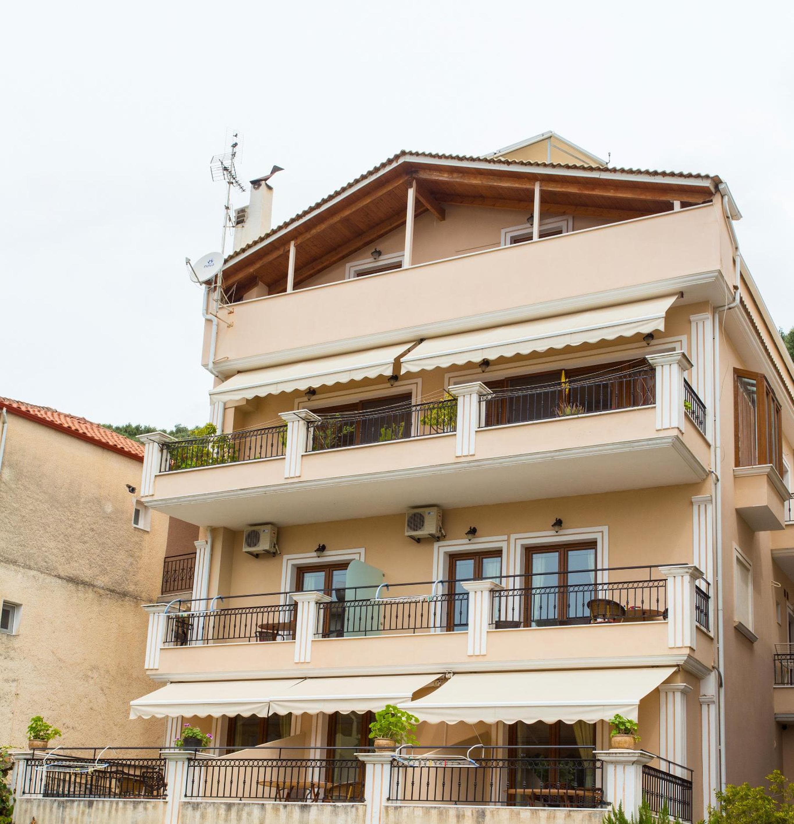 Sandra's Studios, Parga