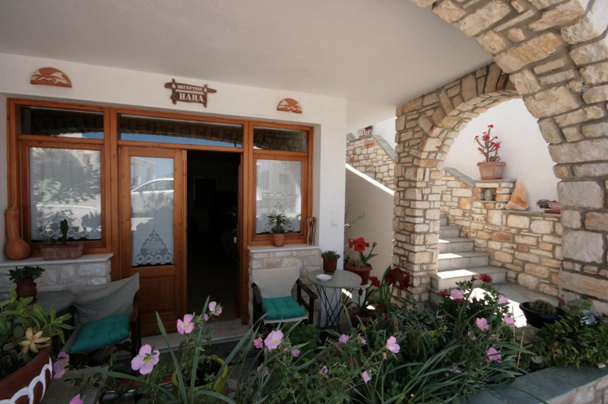 Hara Studios and Apartments, Naousa