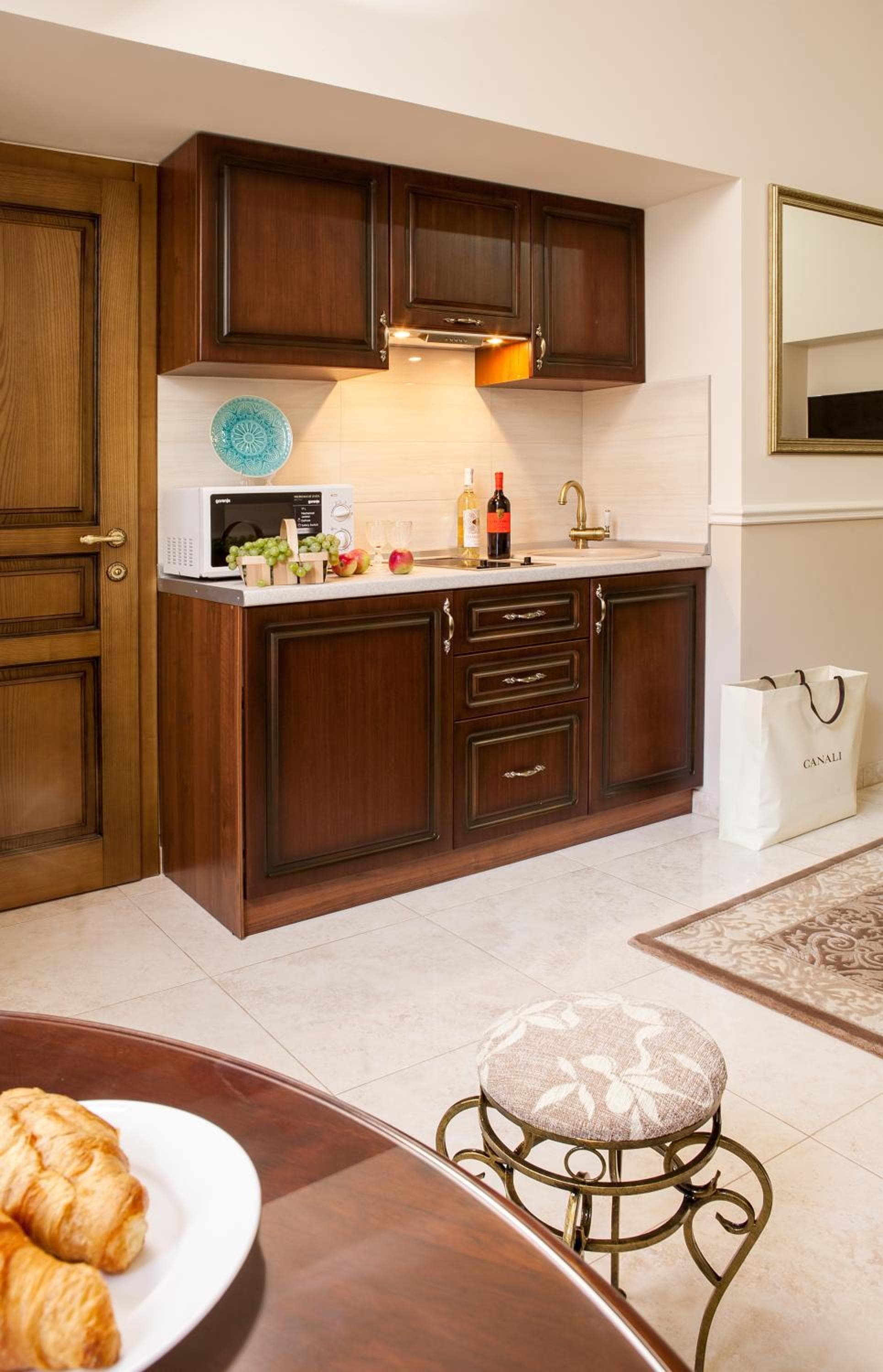 Theatre Boutique Apartments - Stylish - Walk Everywhere, Kyiv, photo 5