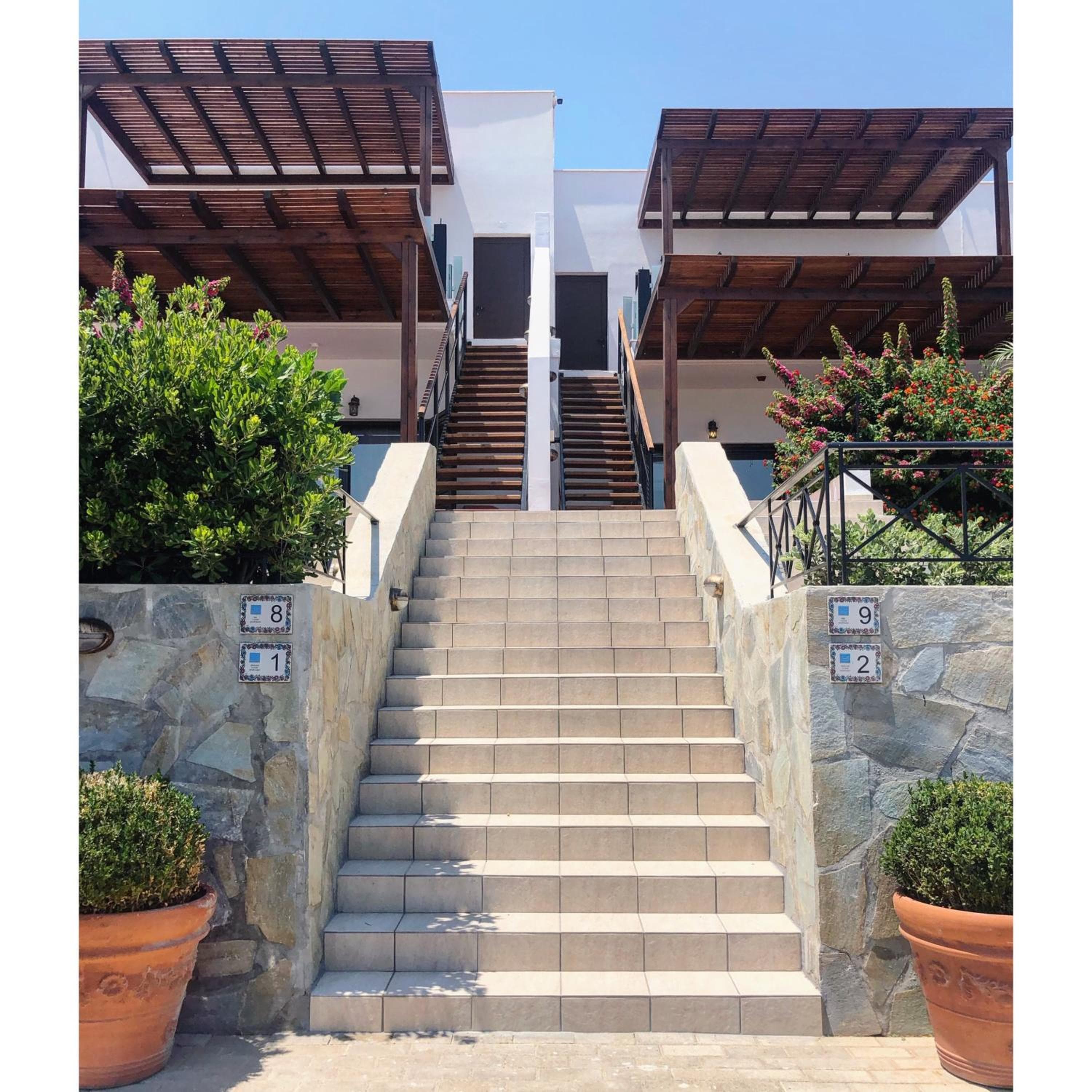 Southern Dreams Apartments, Gennadi