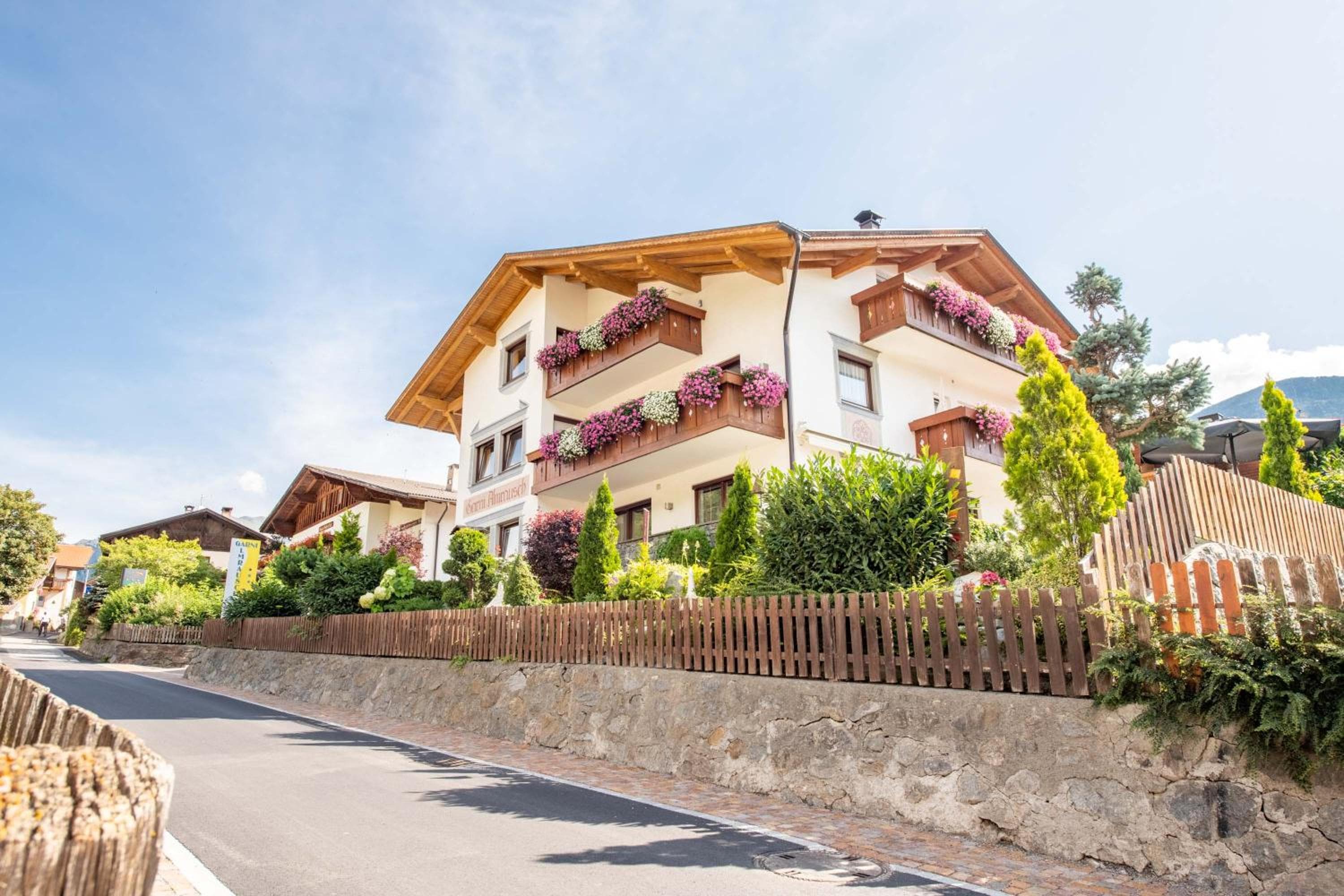 Garni Appartements Almrausch, Burgusio