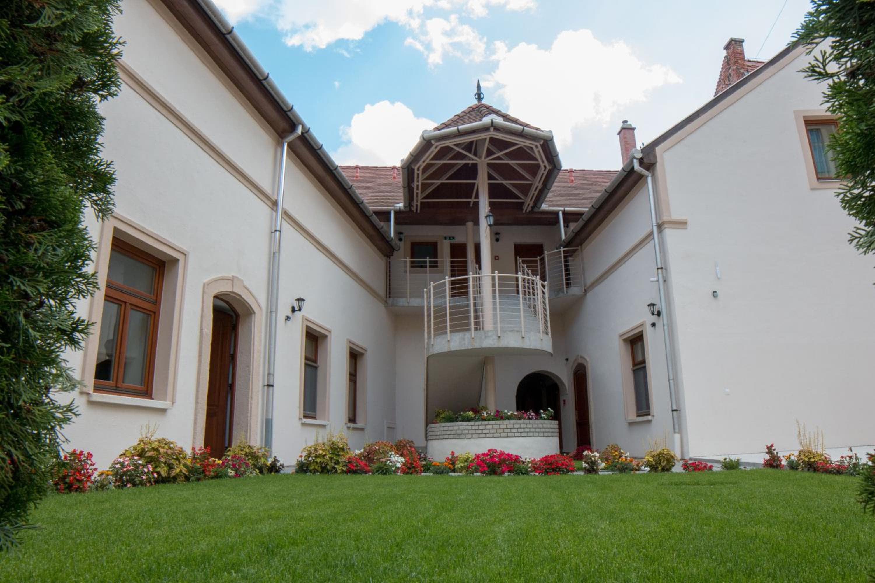 Mecset Apartman, Eger