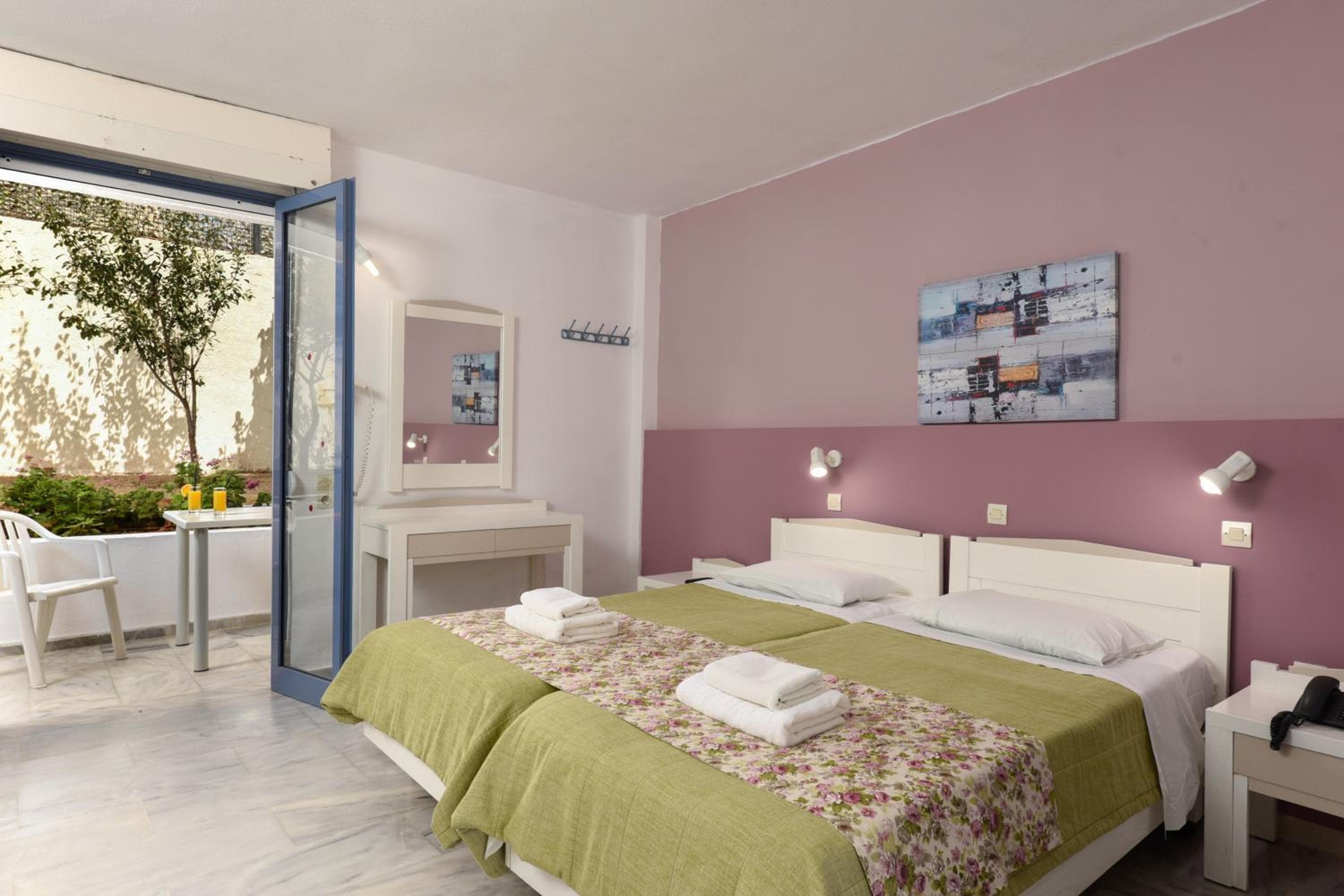 Ariadne Hotel, Platanes