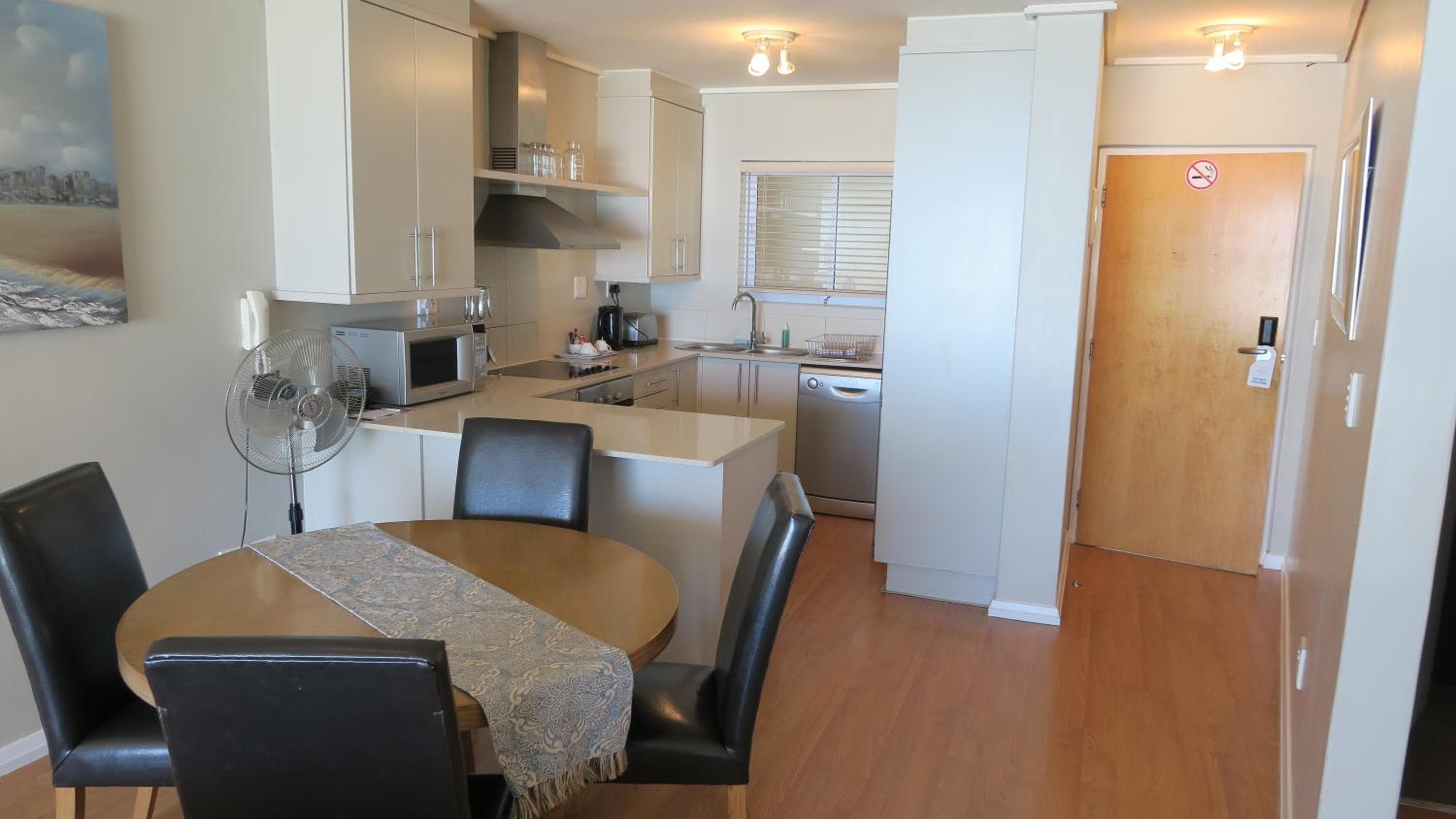 Lagoon Beach Hotel Apartments, Cape Town, photo 6