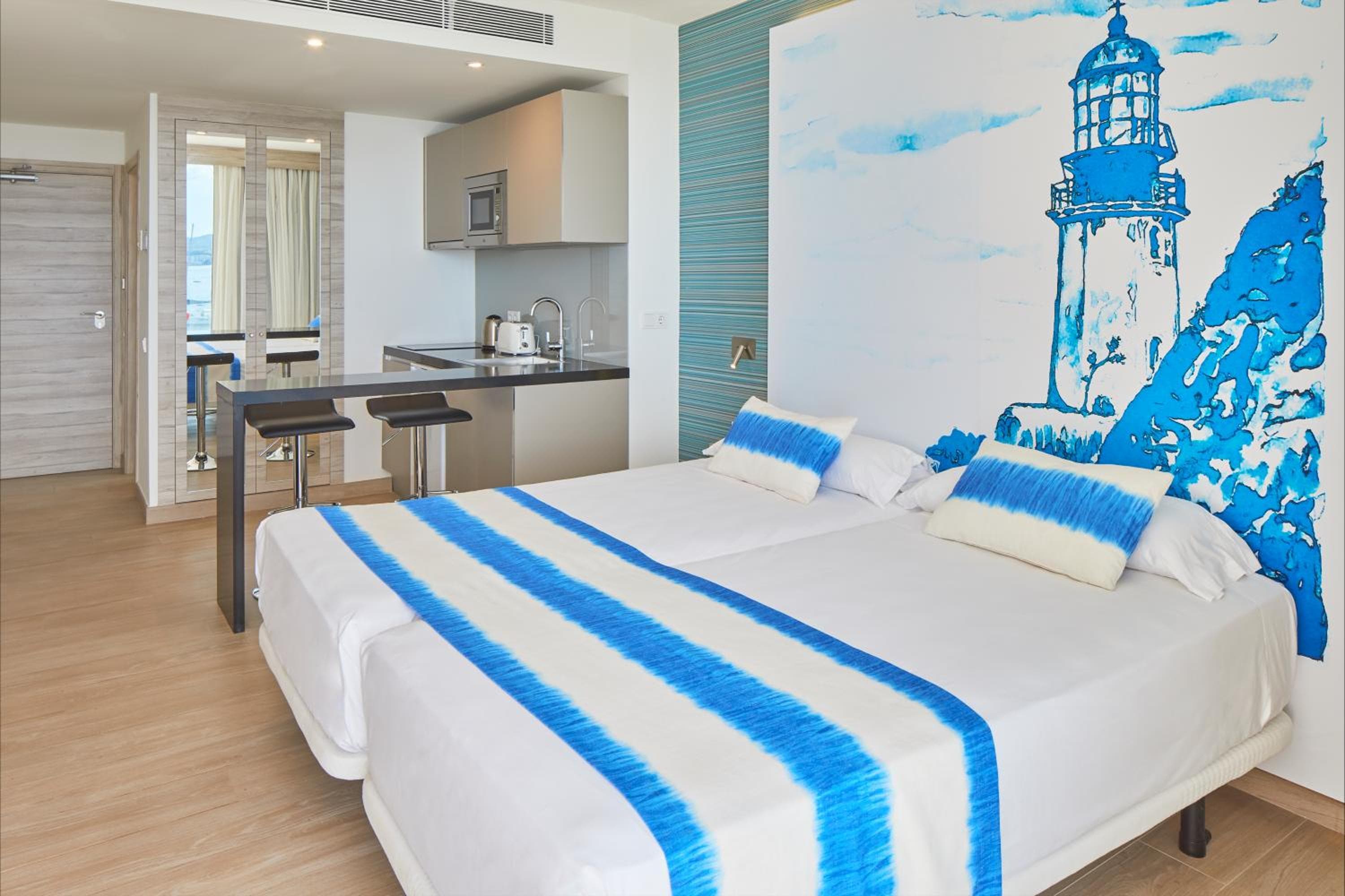 Sol Bahía Ibiza Suites, San Antonio, photo 4