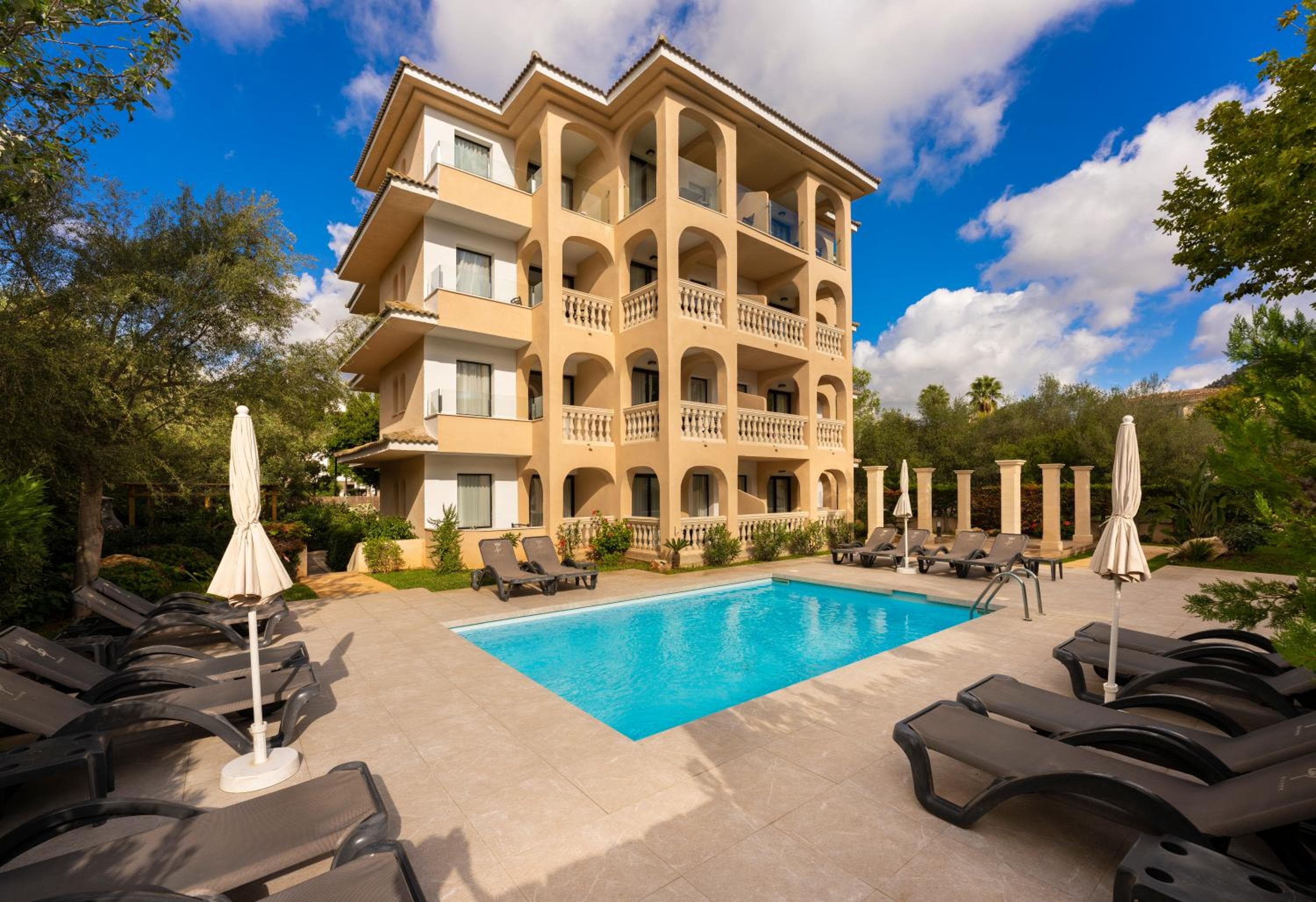 Building at Apartamentos Sinfony