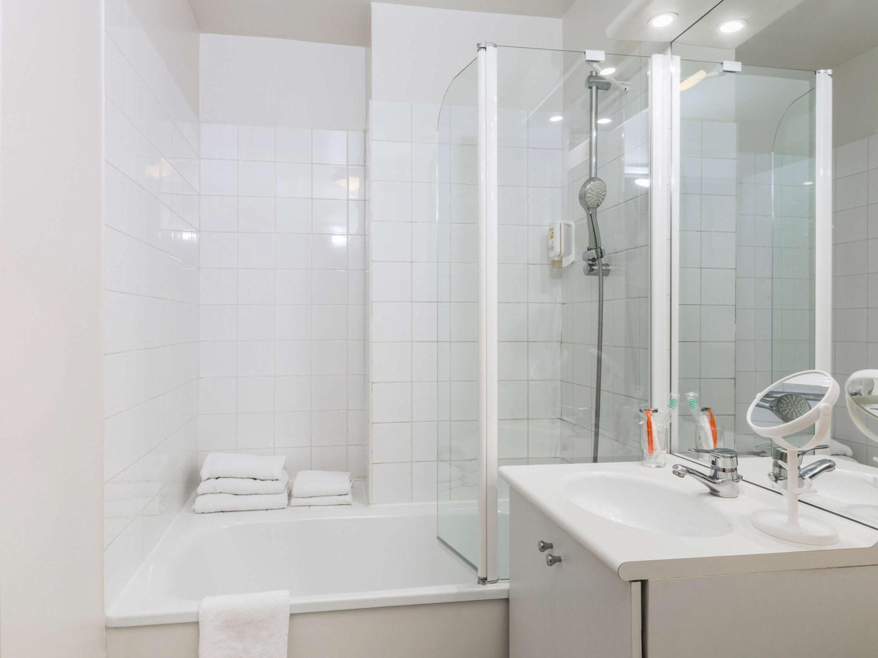 Bathroom at Aparthotel Adagio Access Paris Clamart