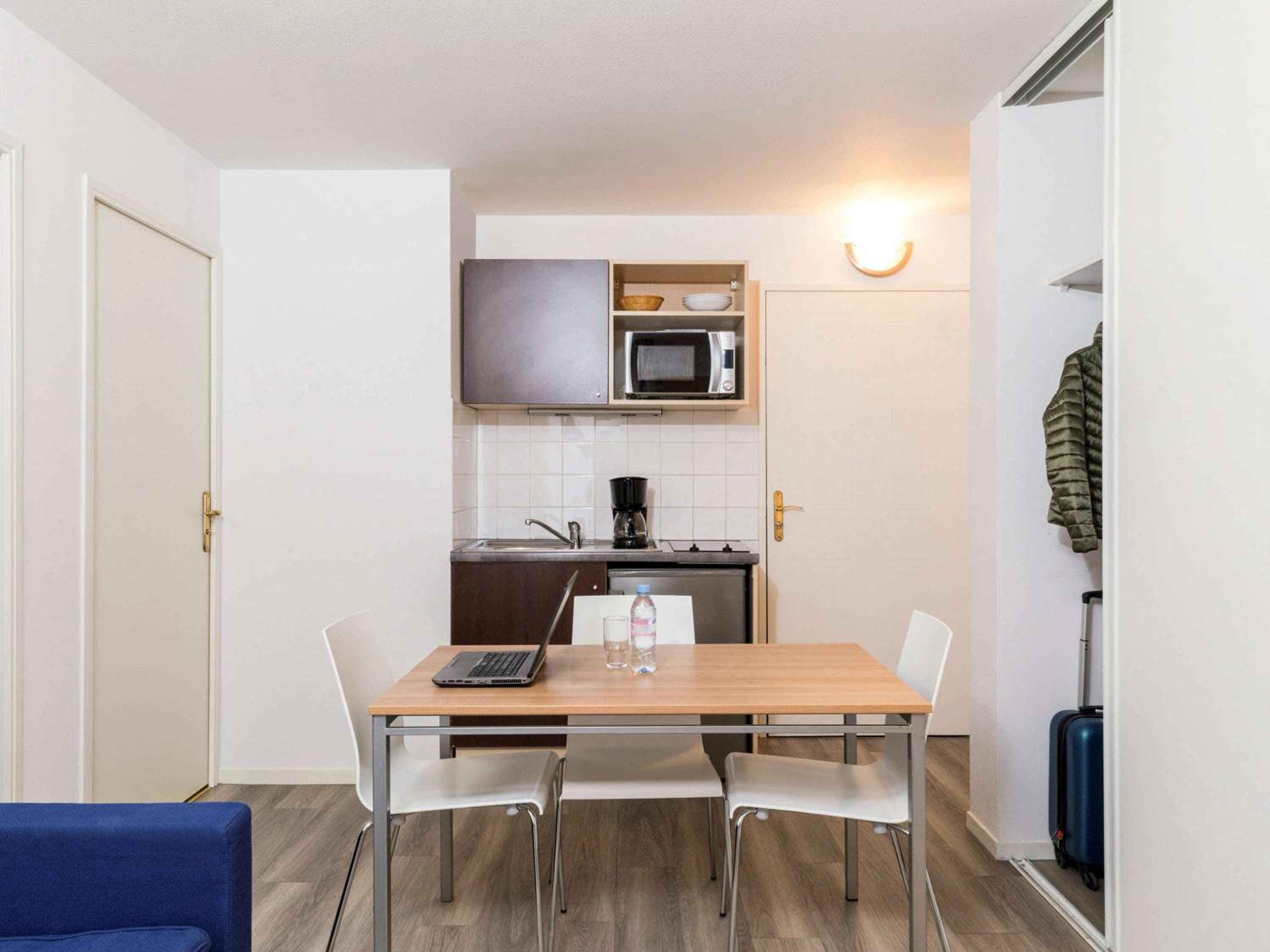 Kitchen at Aparthotel Adagio Access Paris Clamart