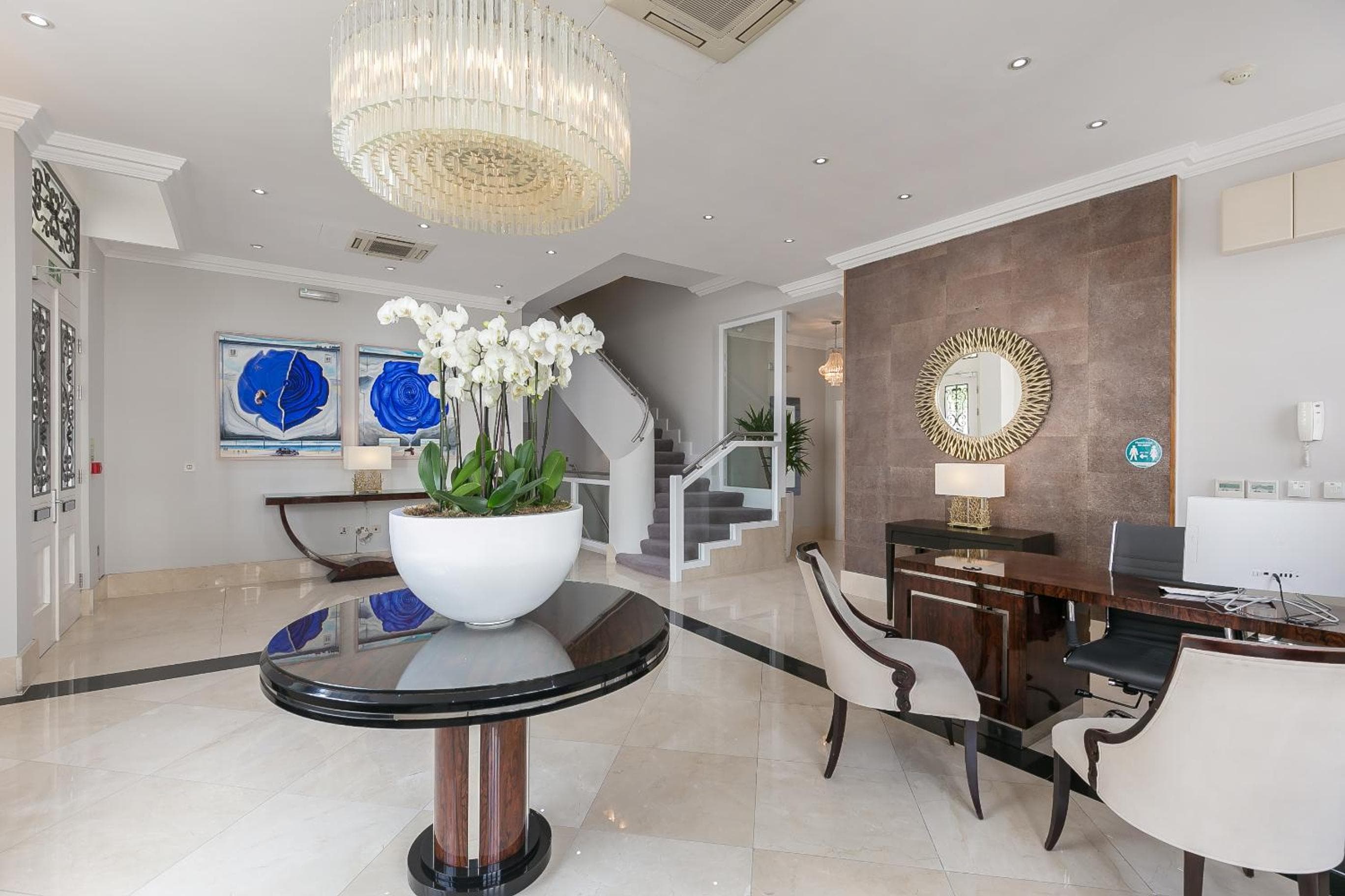 Recepcion & lobby at Chilworth Court