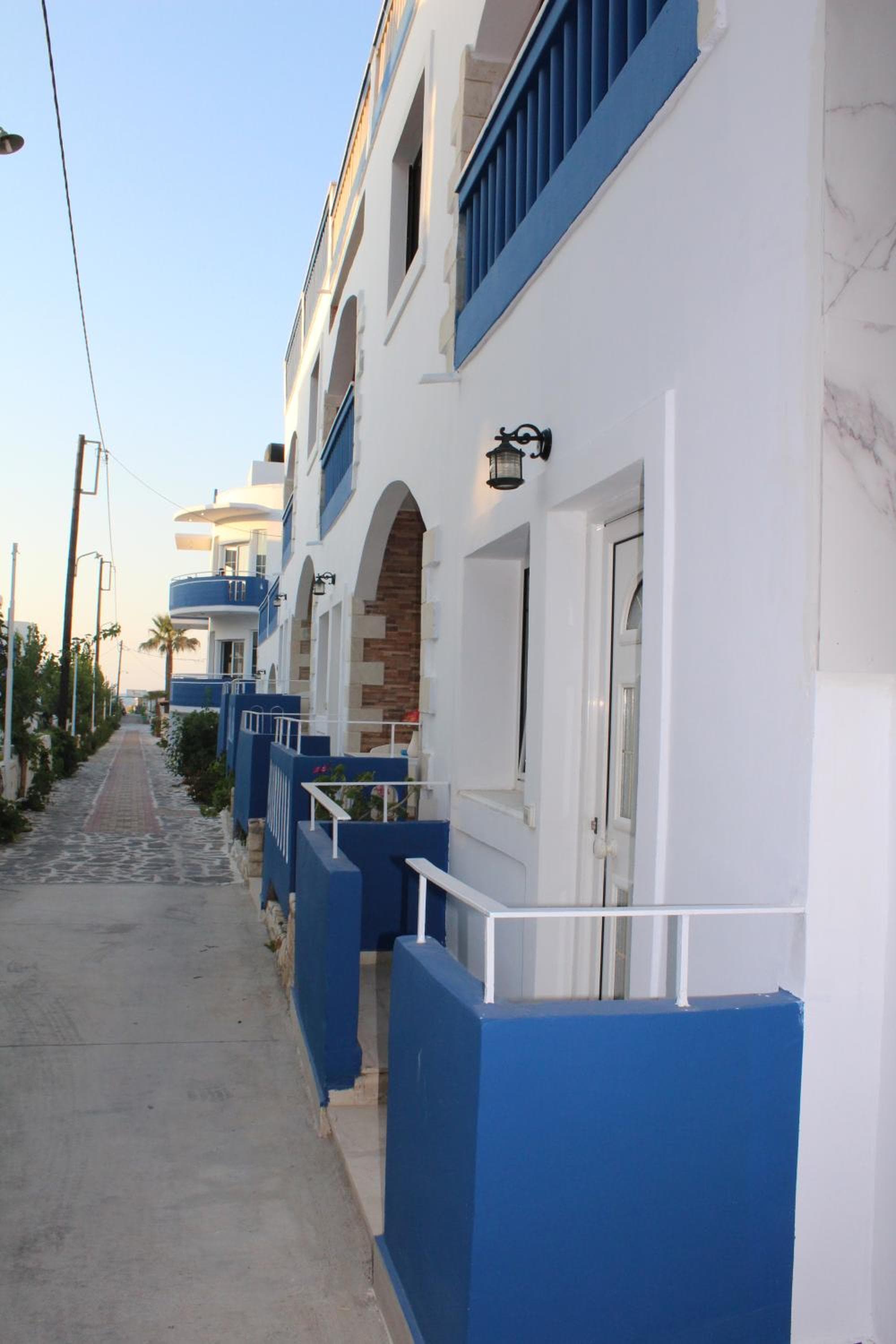 Bay View Apartments, Plataniás