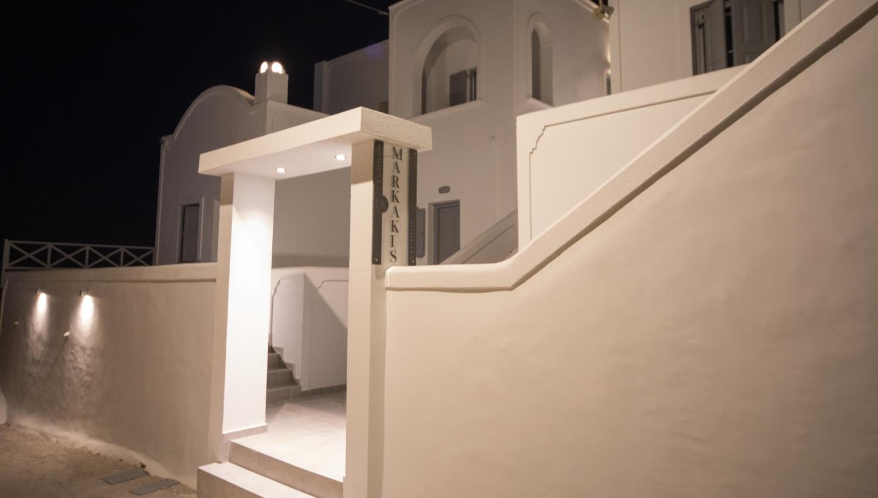 Markakis Studios Fira Town, Fira