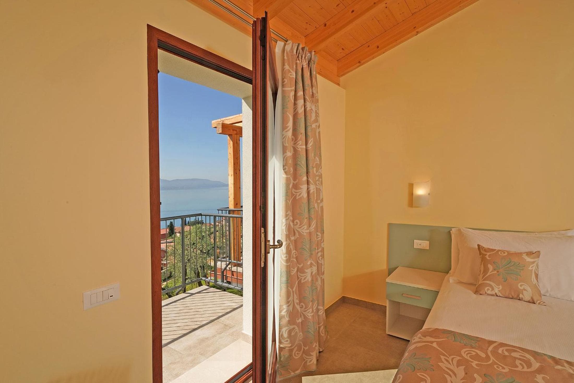 Residence Dany appartamenti con cucina vista lago piscina e parcheggio, Gargnano, photo 2