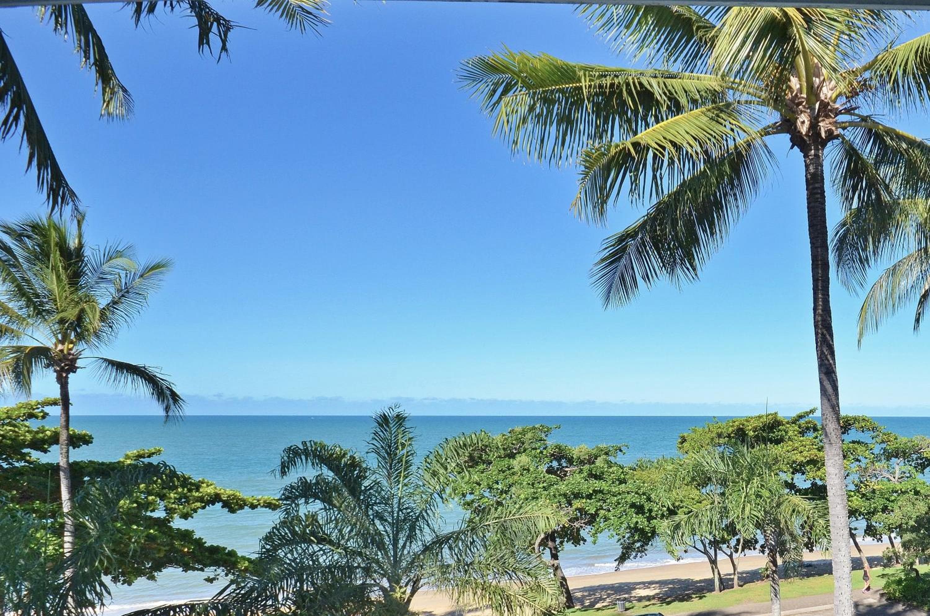 Roydon Beachfront Apartments, Trinity Beach, photo 3