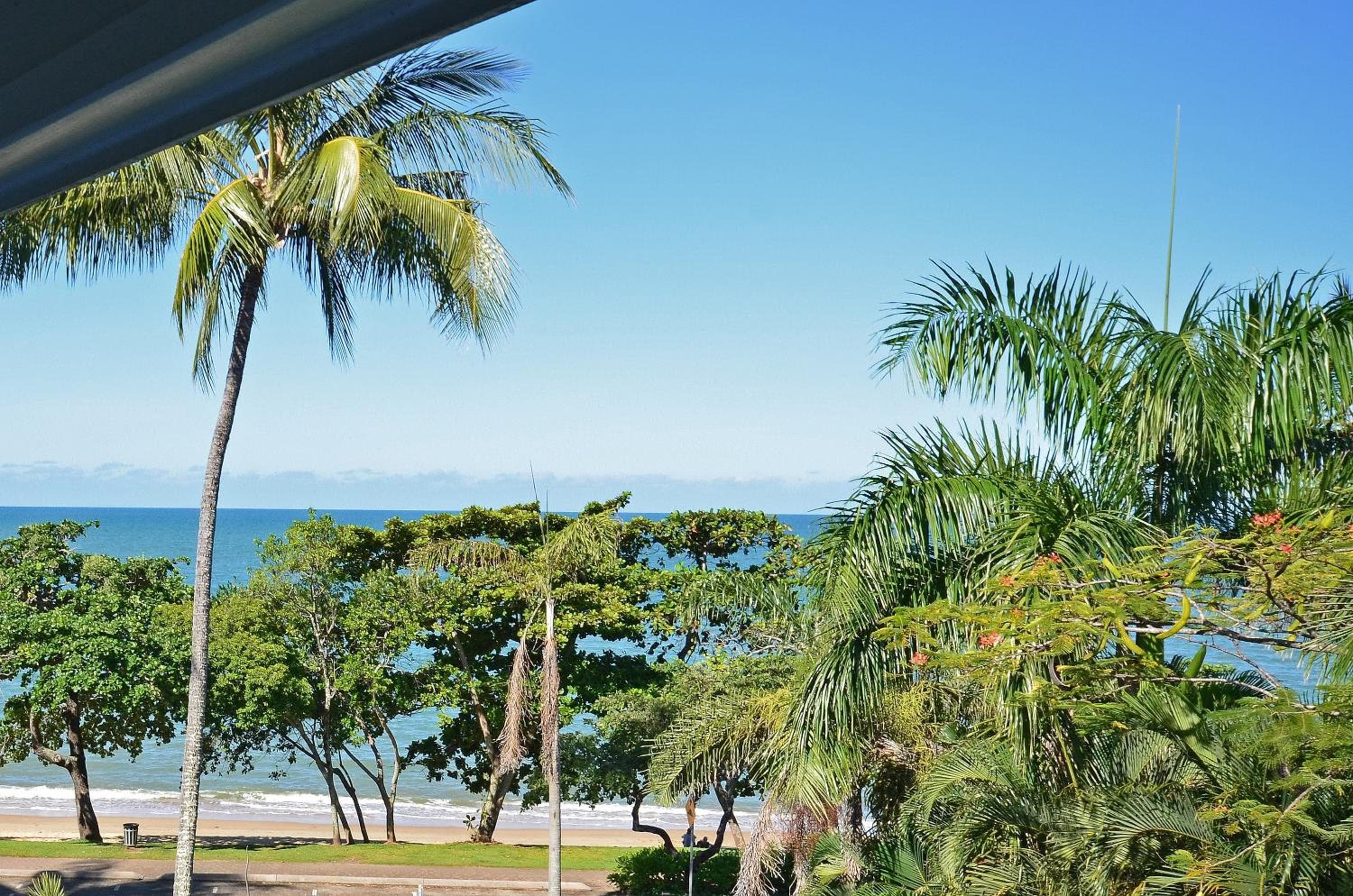 Roydon Beachfront Apartments, Trinity Beach, photo 2