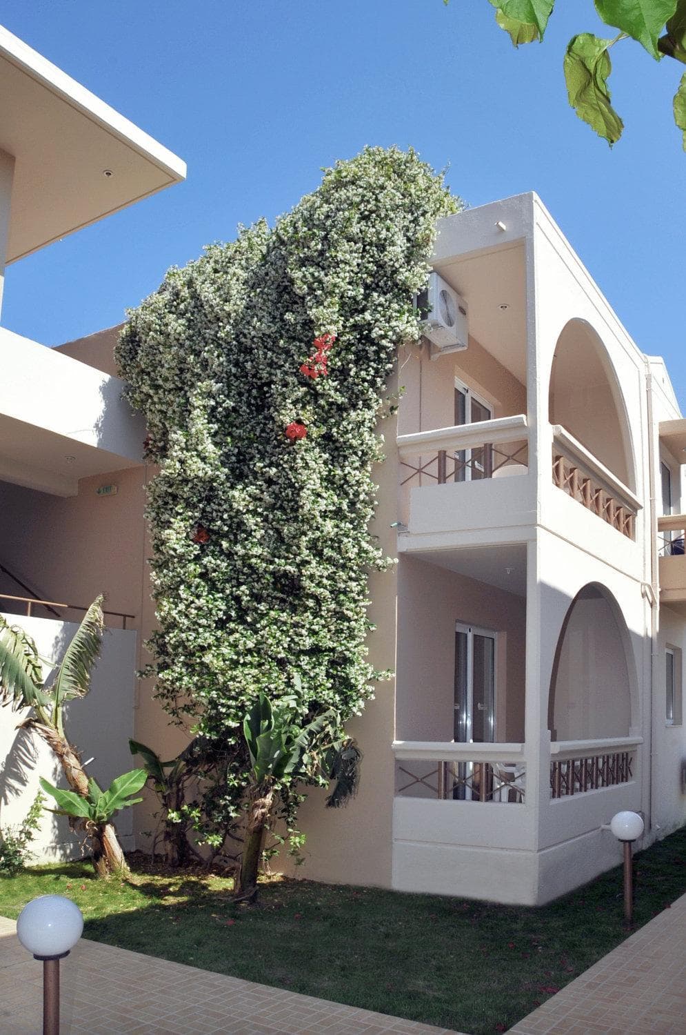 Emerald Hotel, Kremasti