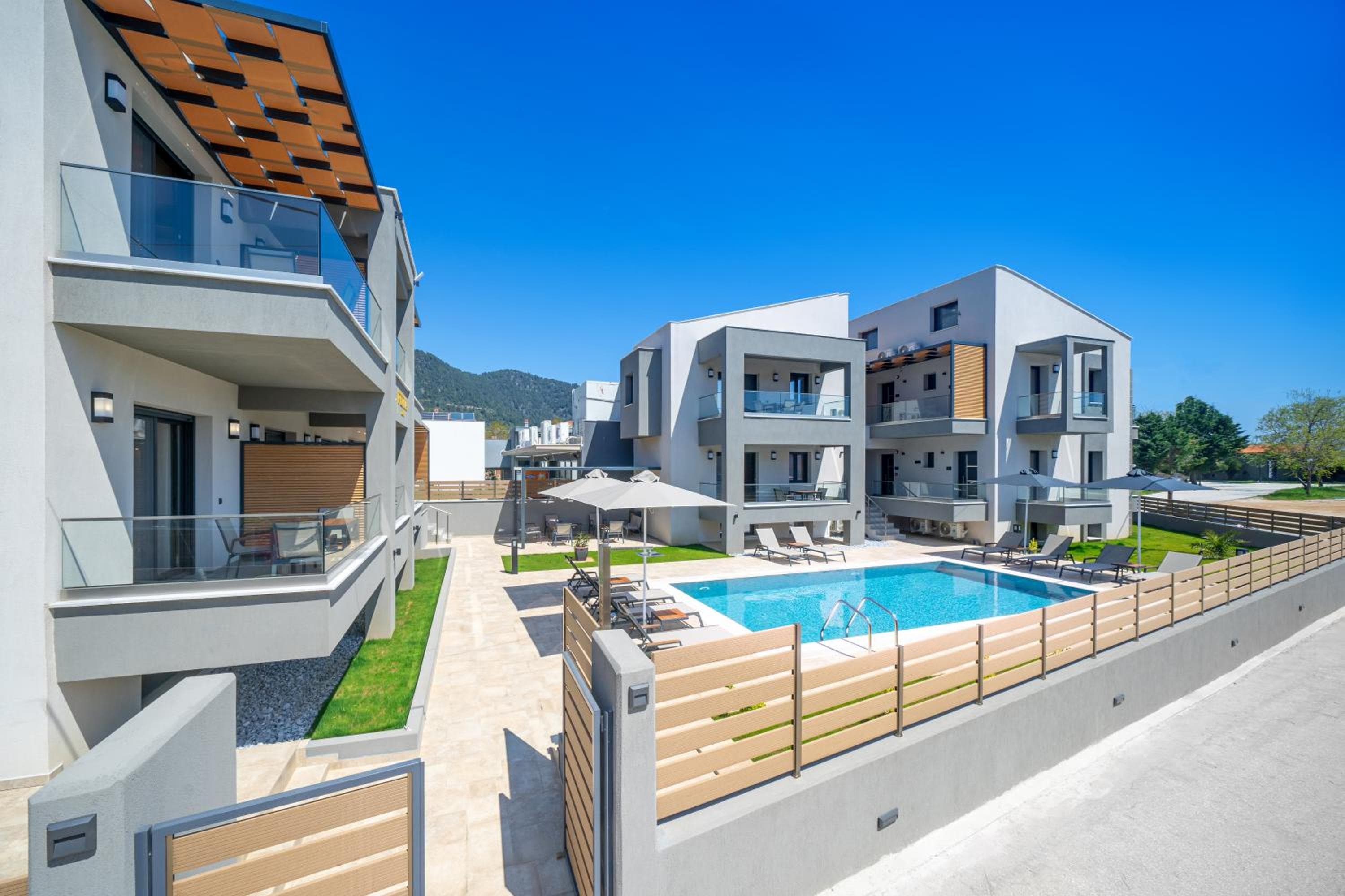 Perla Beach, Chrysi Ammoudia