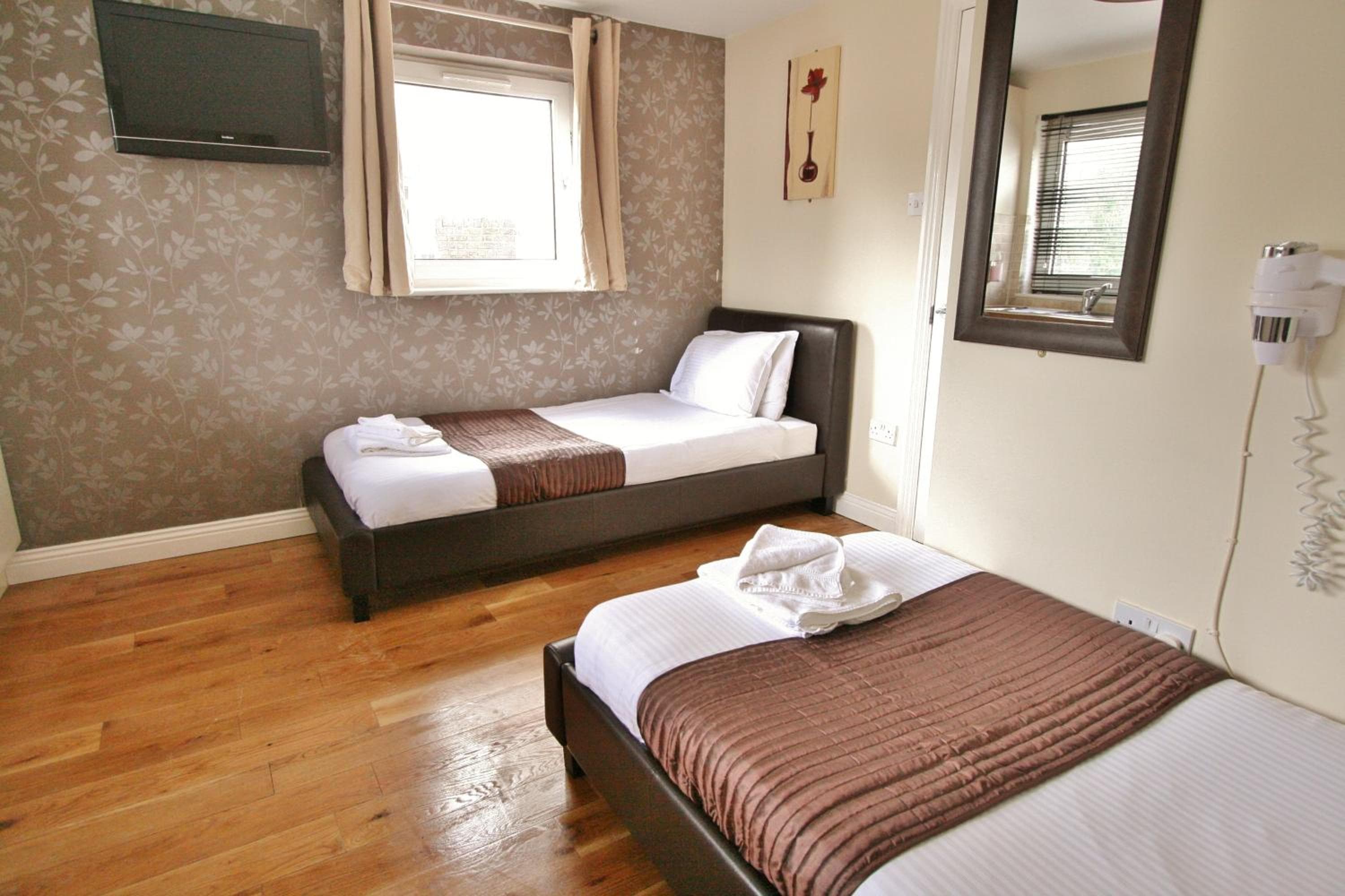 Central Studios Gloucester Road by RoomsBooked - Free Parking, Cheltenham, photo 5
