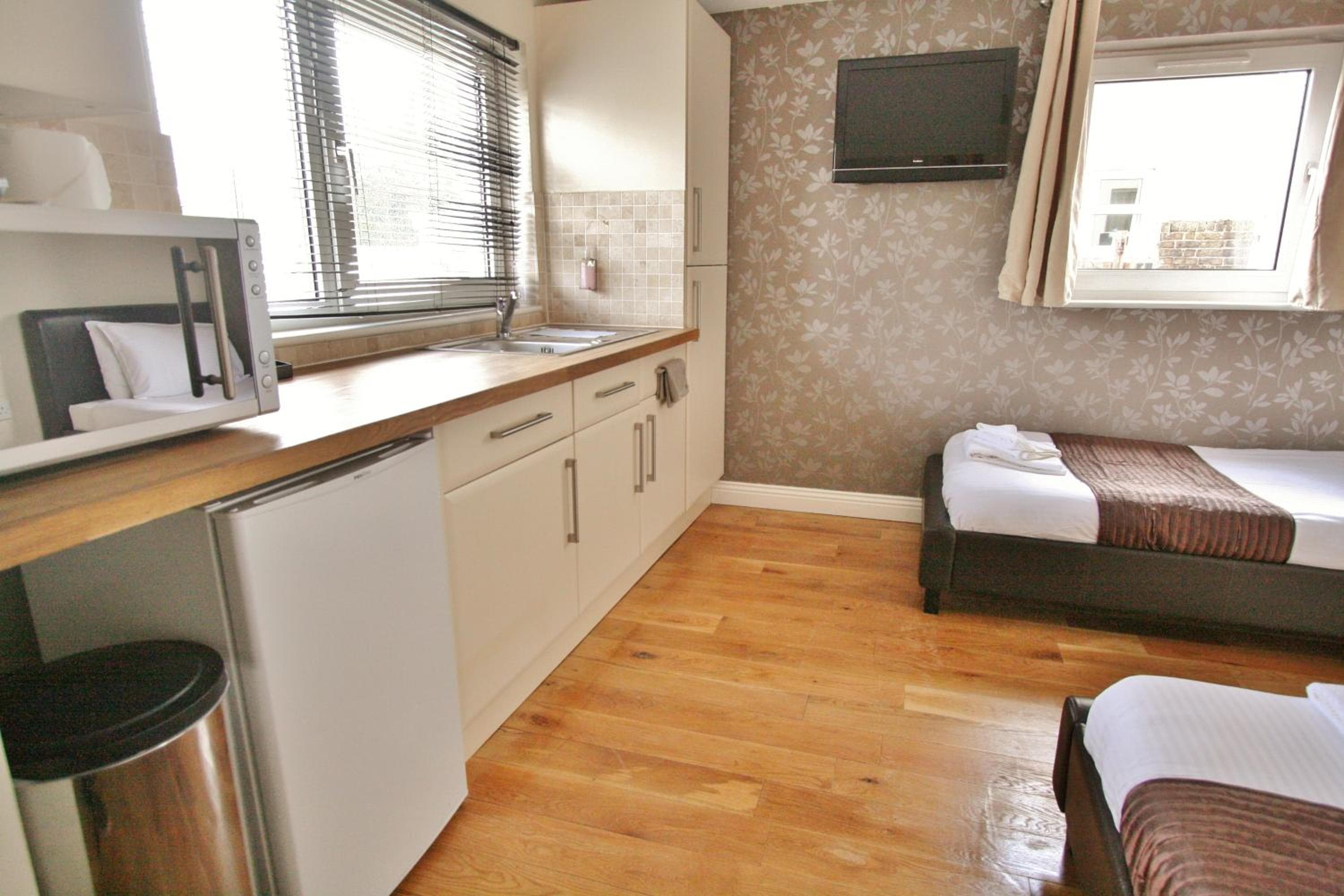 Central Studios Gloucester Road by RoomsBooked - Free Parking, Cheltenham