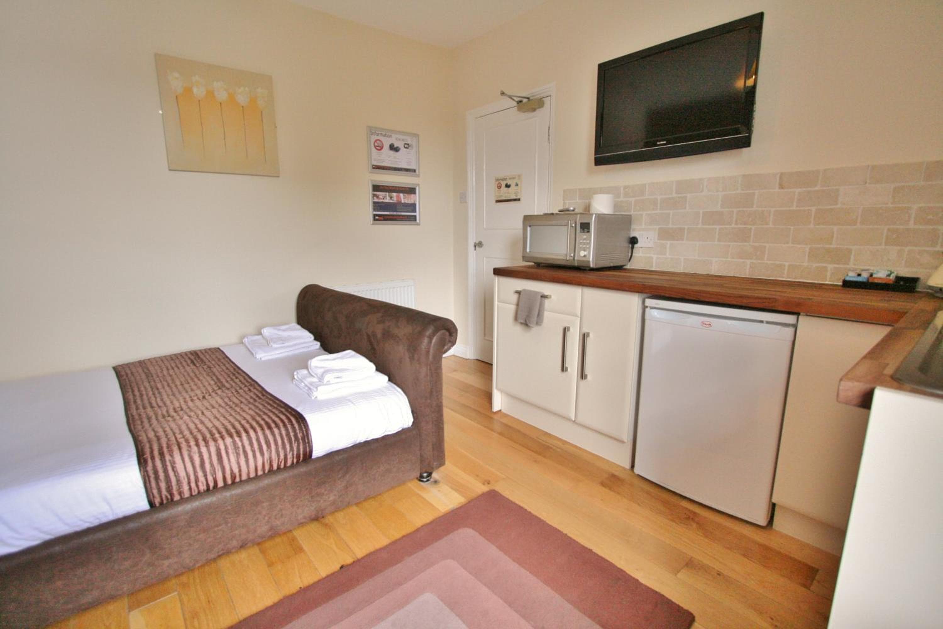 Central Studios Gloucester Road by RoomsBooked - Free Parking, Cheltenham, photo 3
