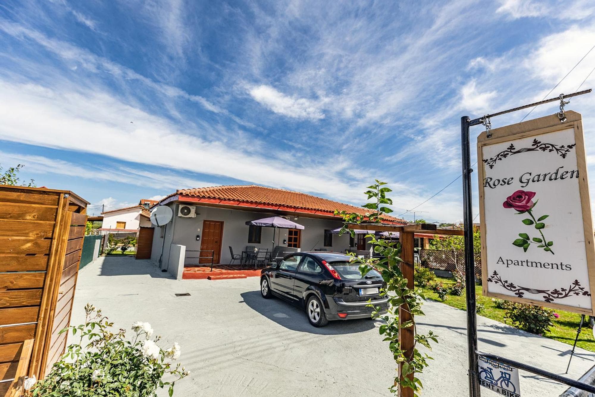 Rose Garden Apartments, Mitikas