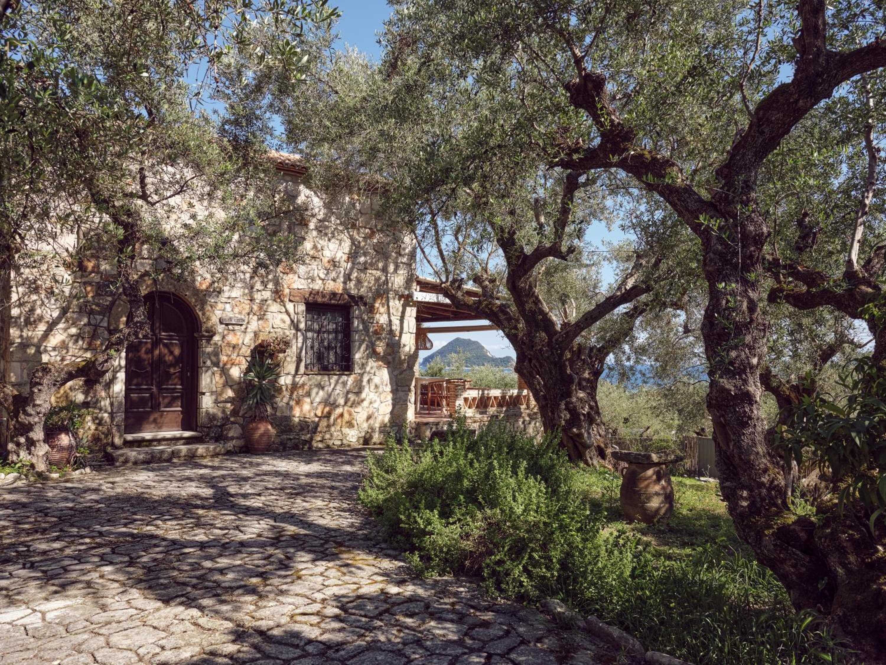 Leeda's Village, Lithakia