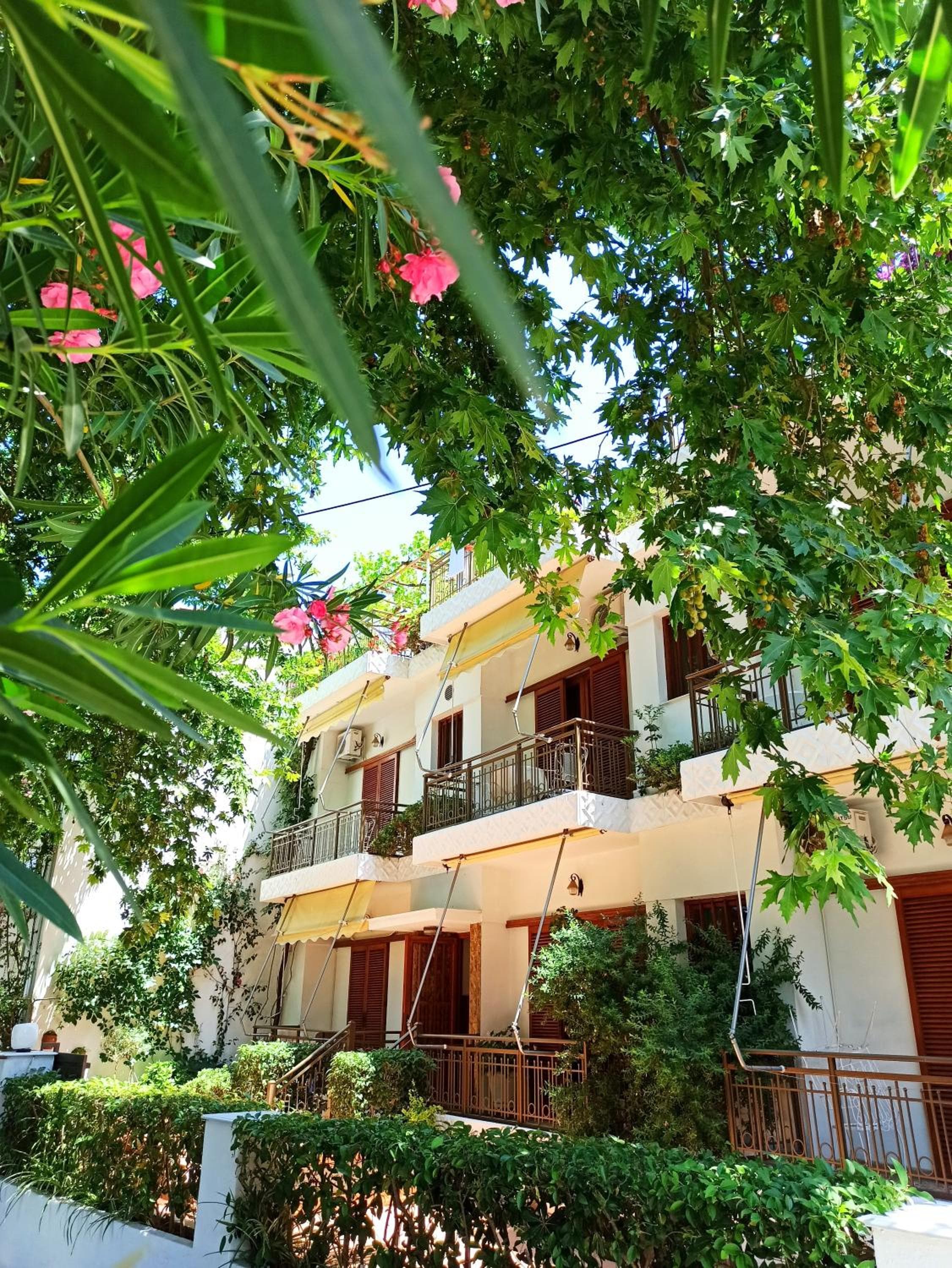 Papadioti Apartments, Pefki