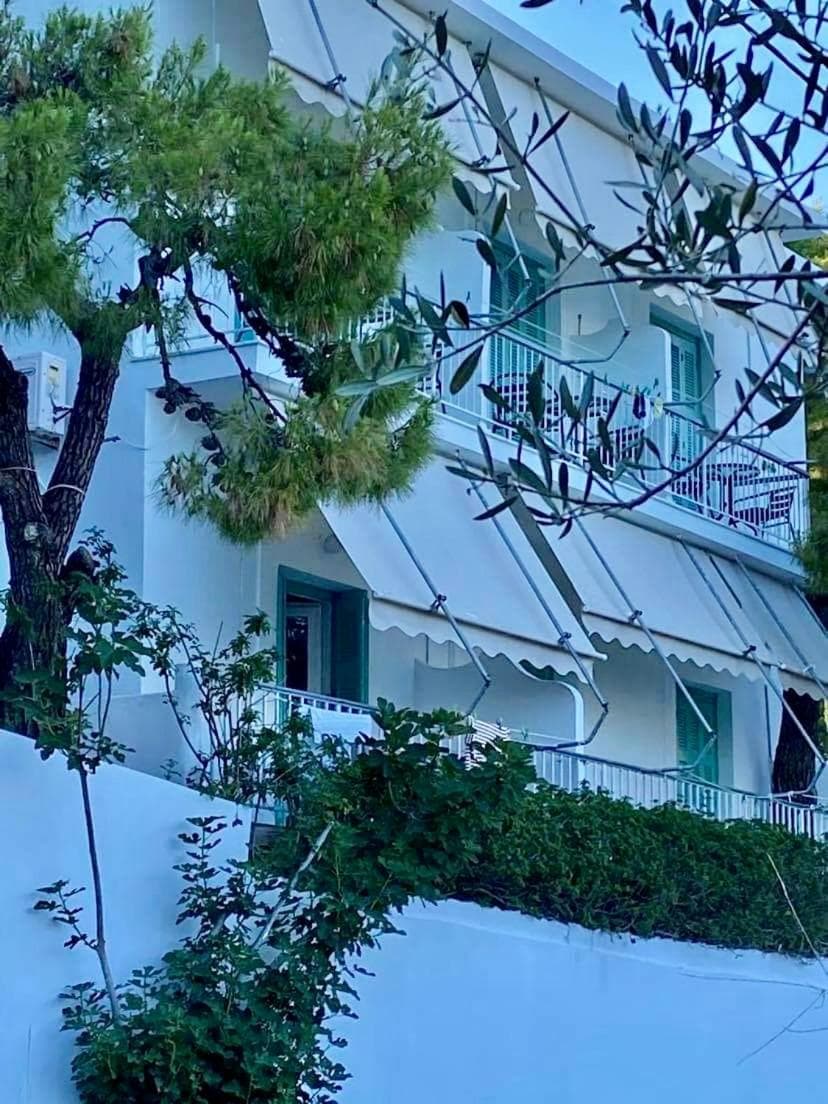 Studios Argyris, Poros