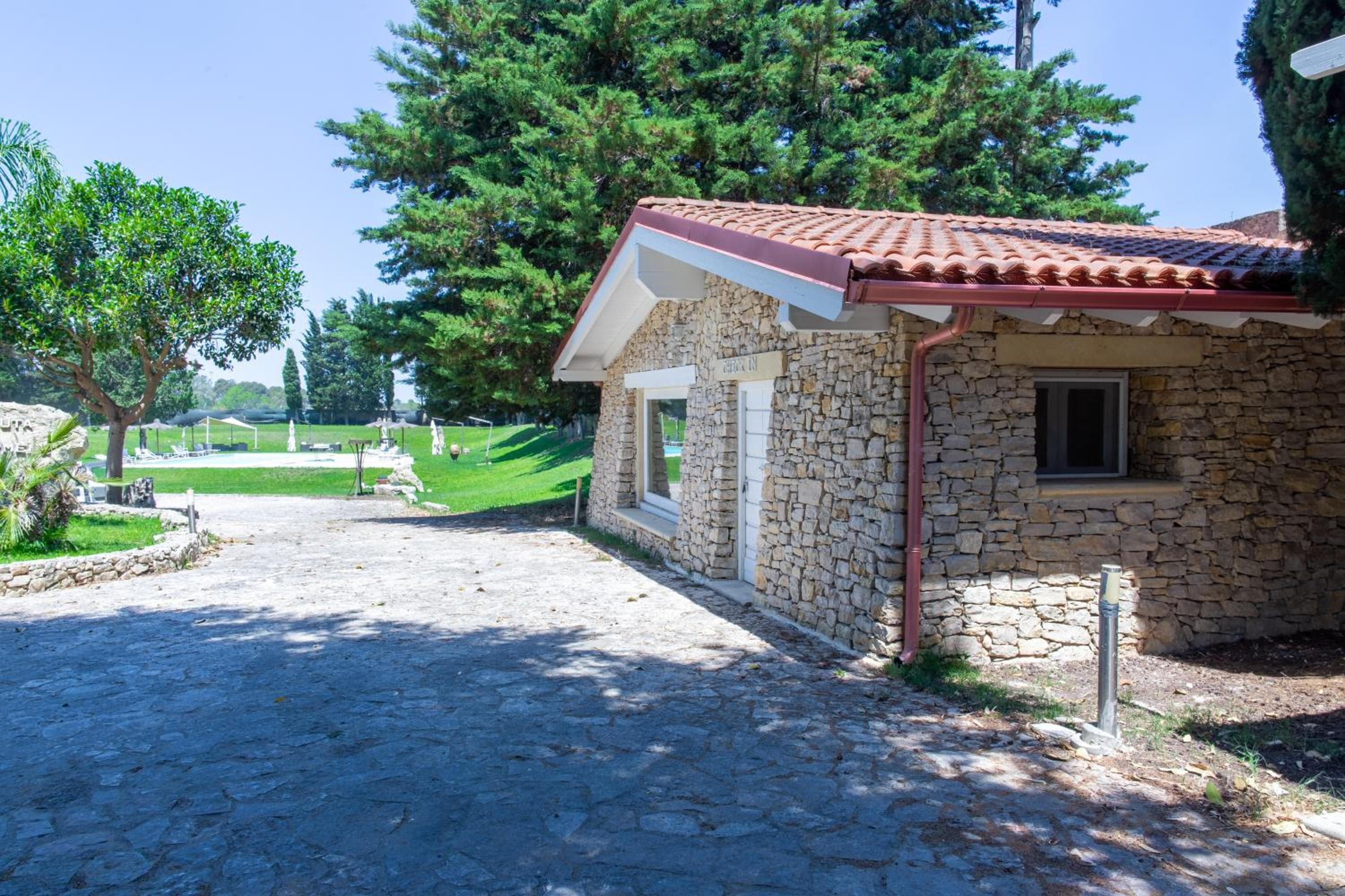 Tenuta Don Carmelo, Lecce
