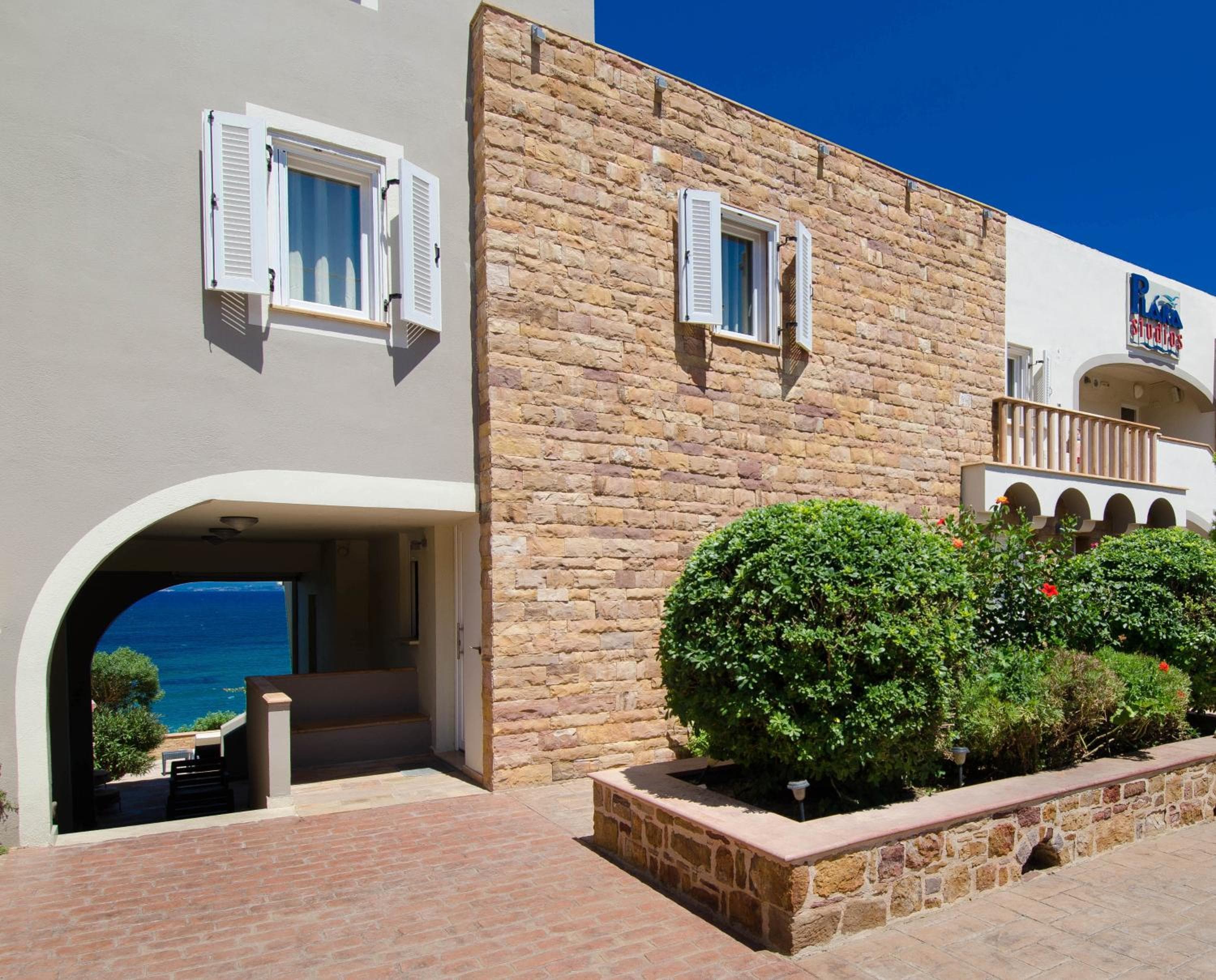 Plaka Studios, Karfás