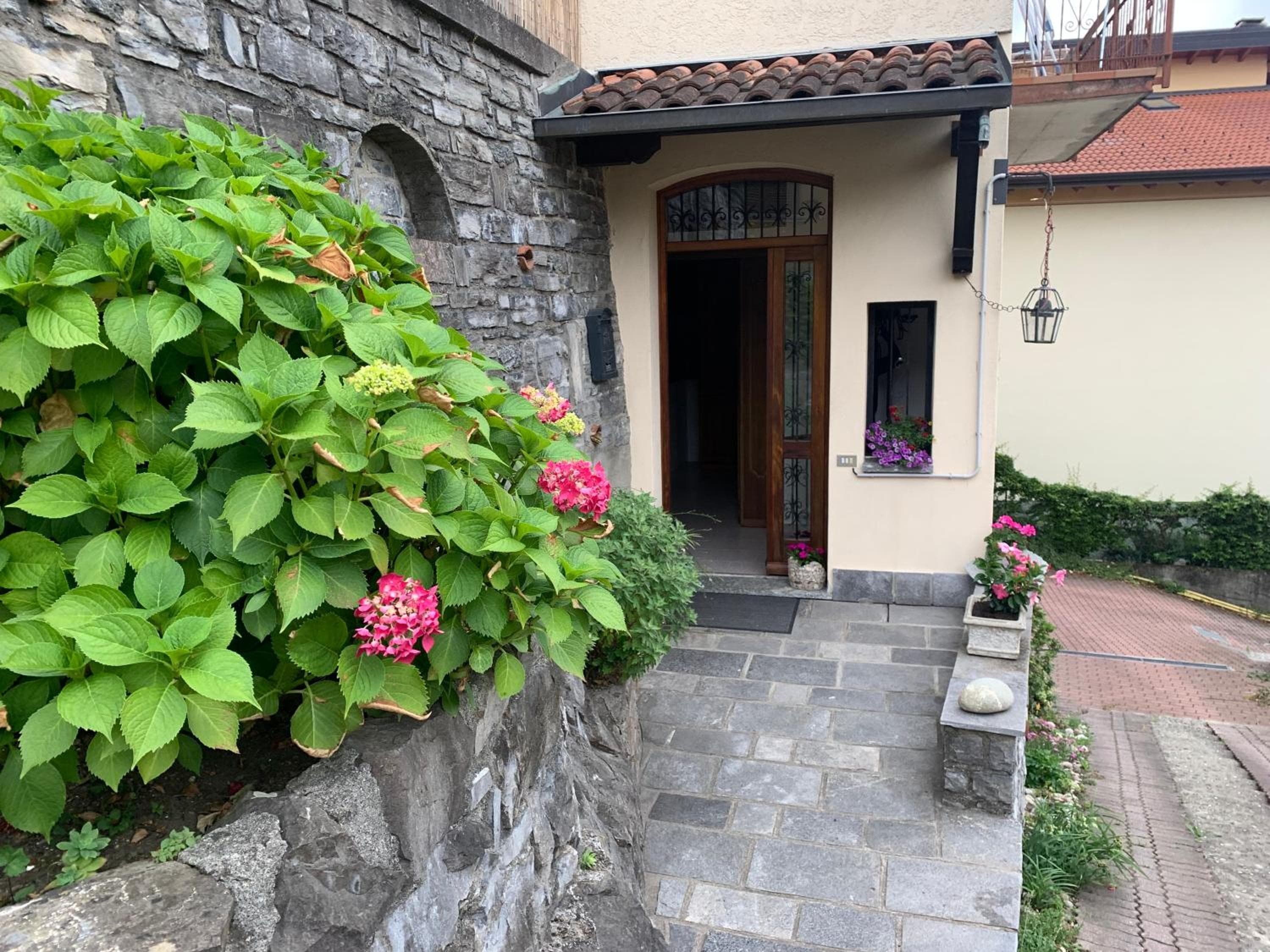 Reginaldo's home, Nesso