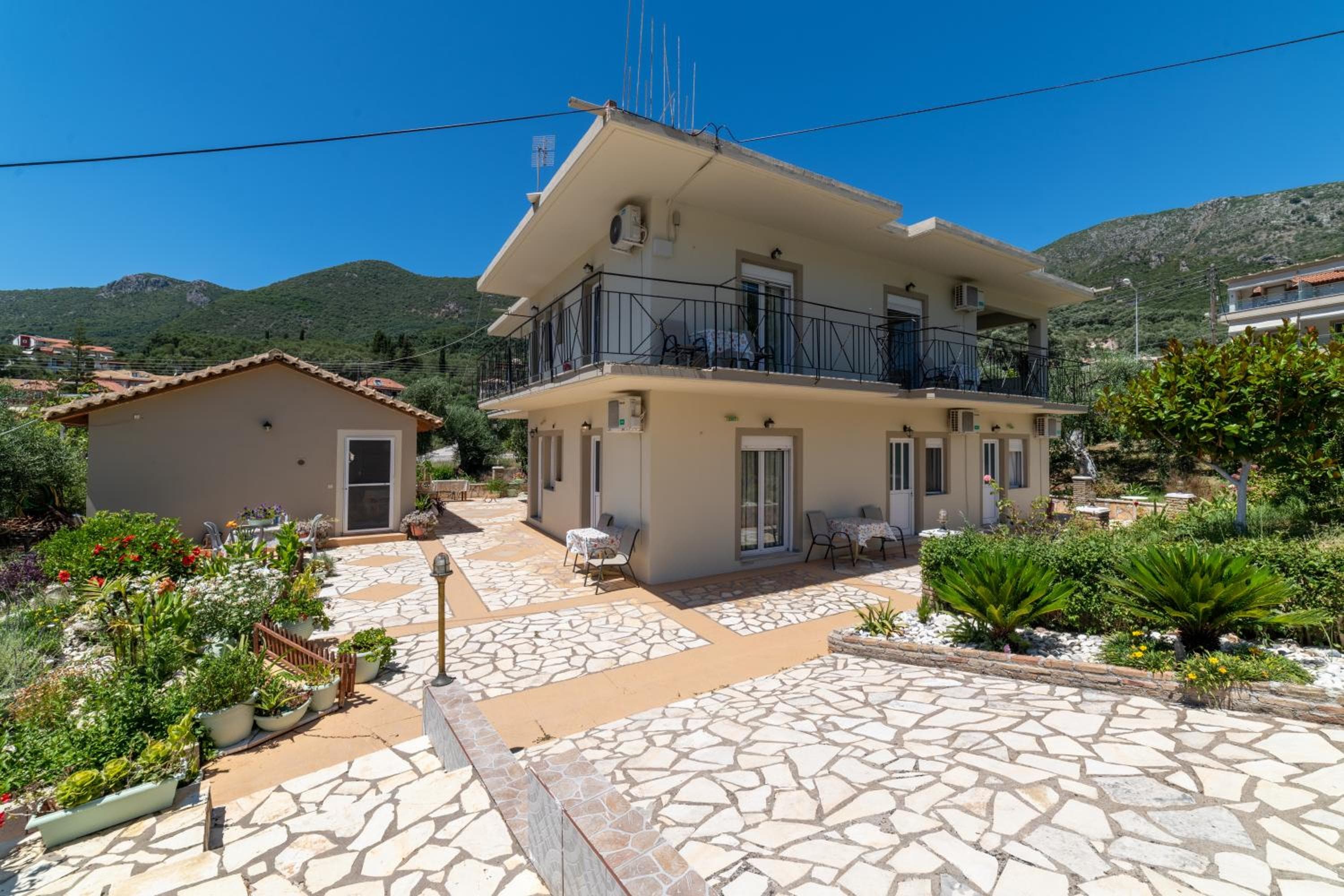 Lambrini Studios, Parga