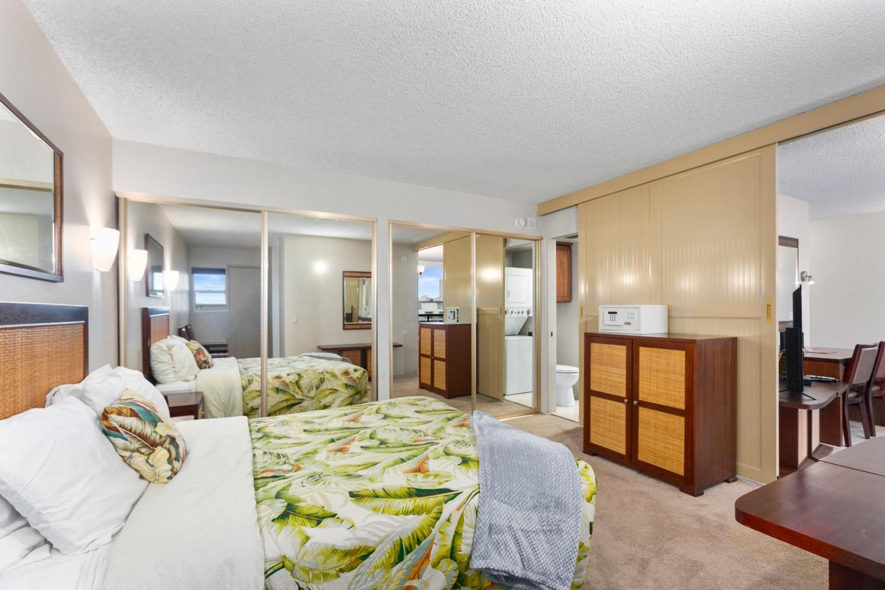 Waikiki Beach Condominiums, Honolulu, photo 4