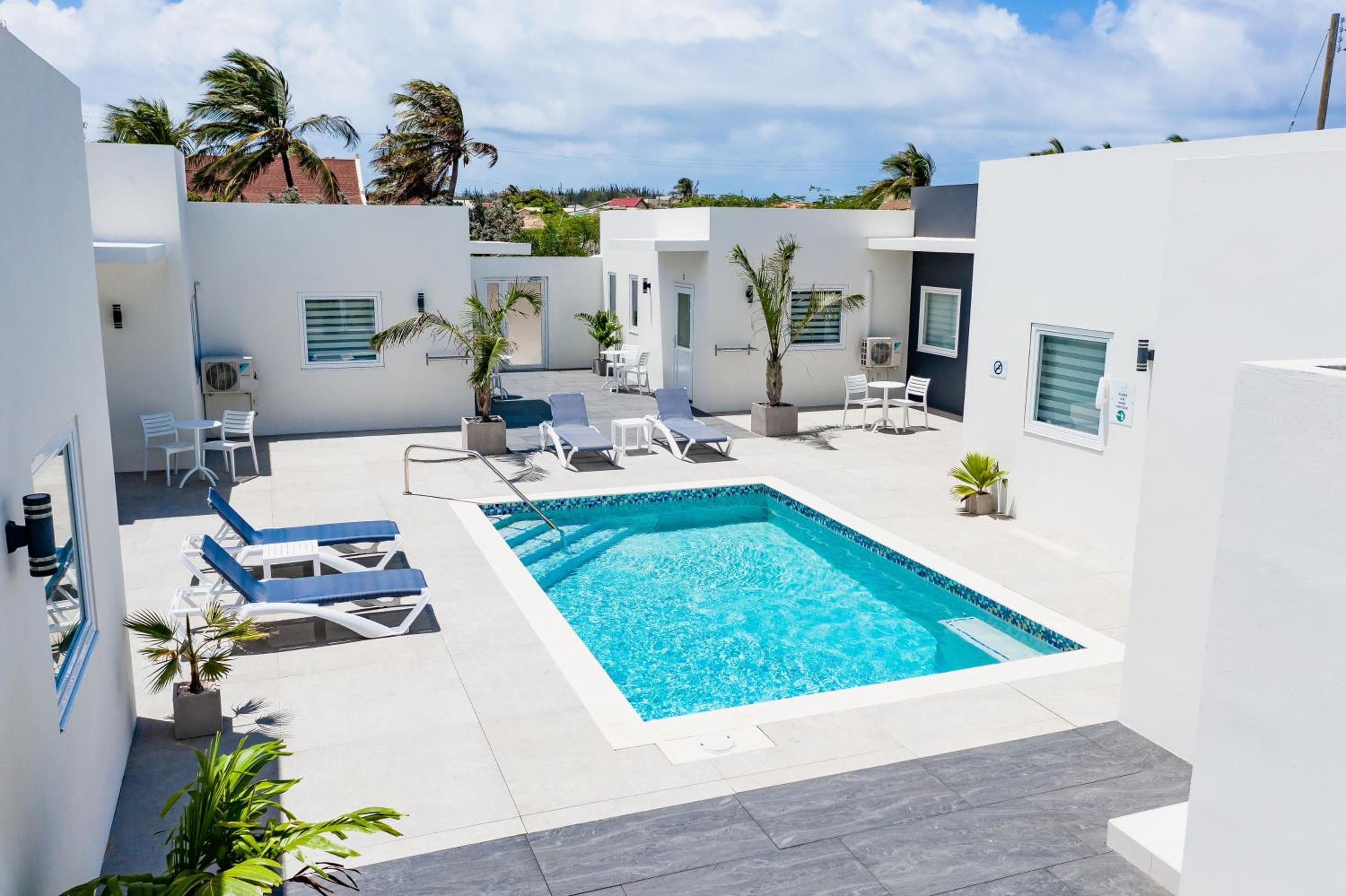 The Palm Leaf Apartments, Noord